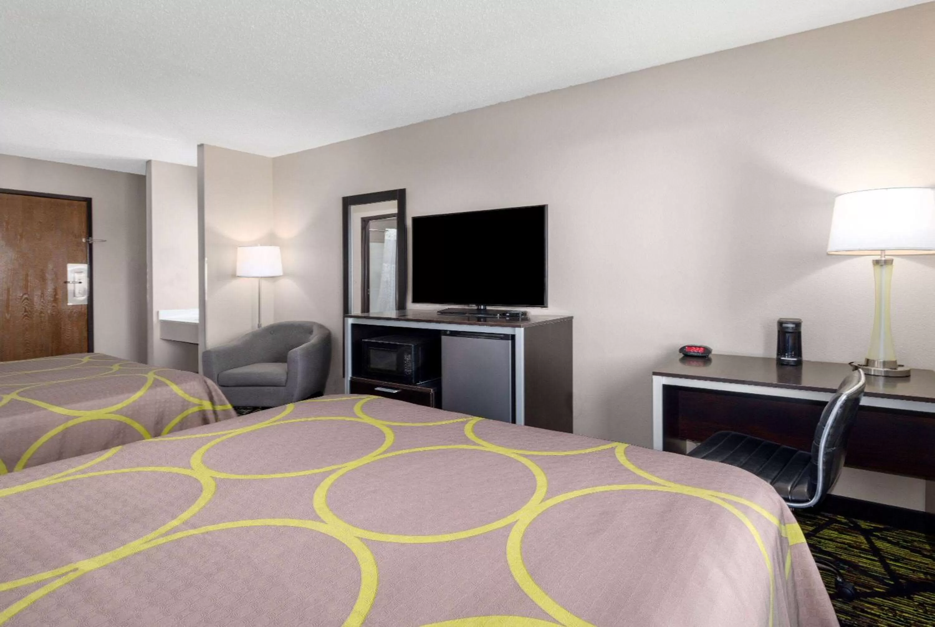 Photo of the whole room, Bed in Super 8 by Wyndham Pratt