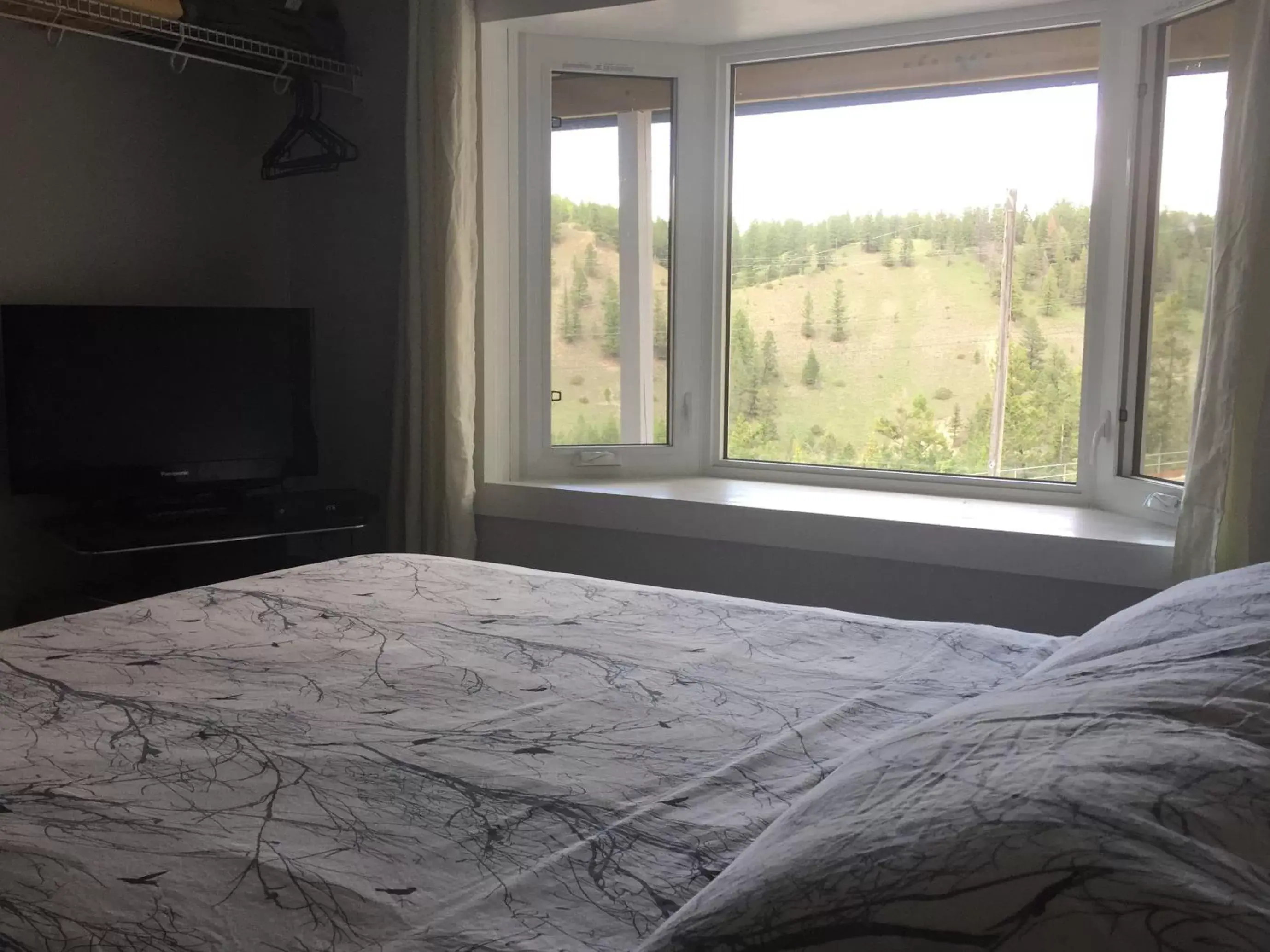 View (from property/room), Bed in Misty River Lodge