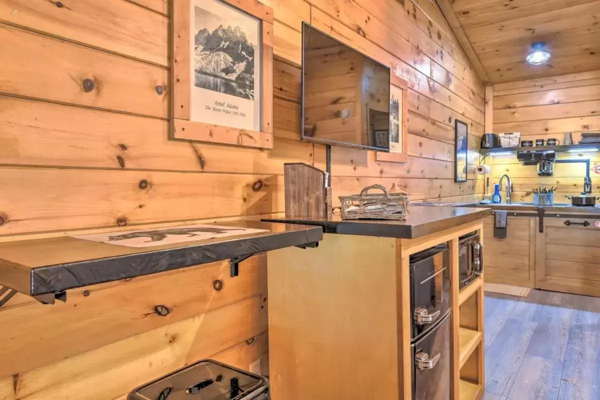 Kitchen/Kitchenette in The Lodge Nantahala River