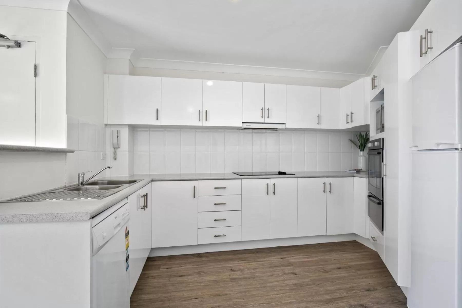 Kitchen or kitchenette in Kirra Palms Holiday Apartments
