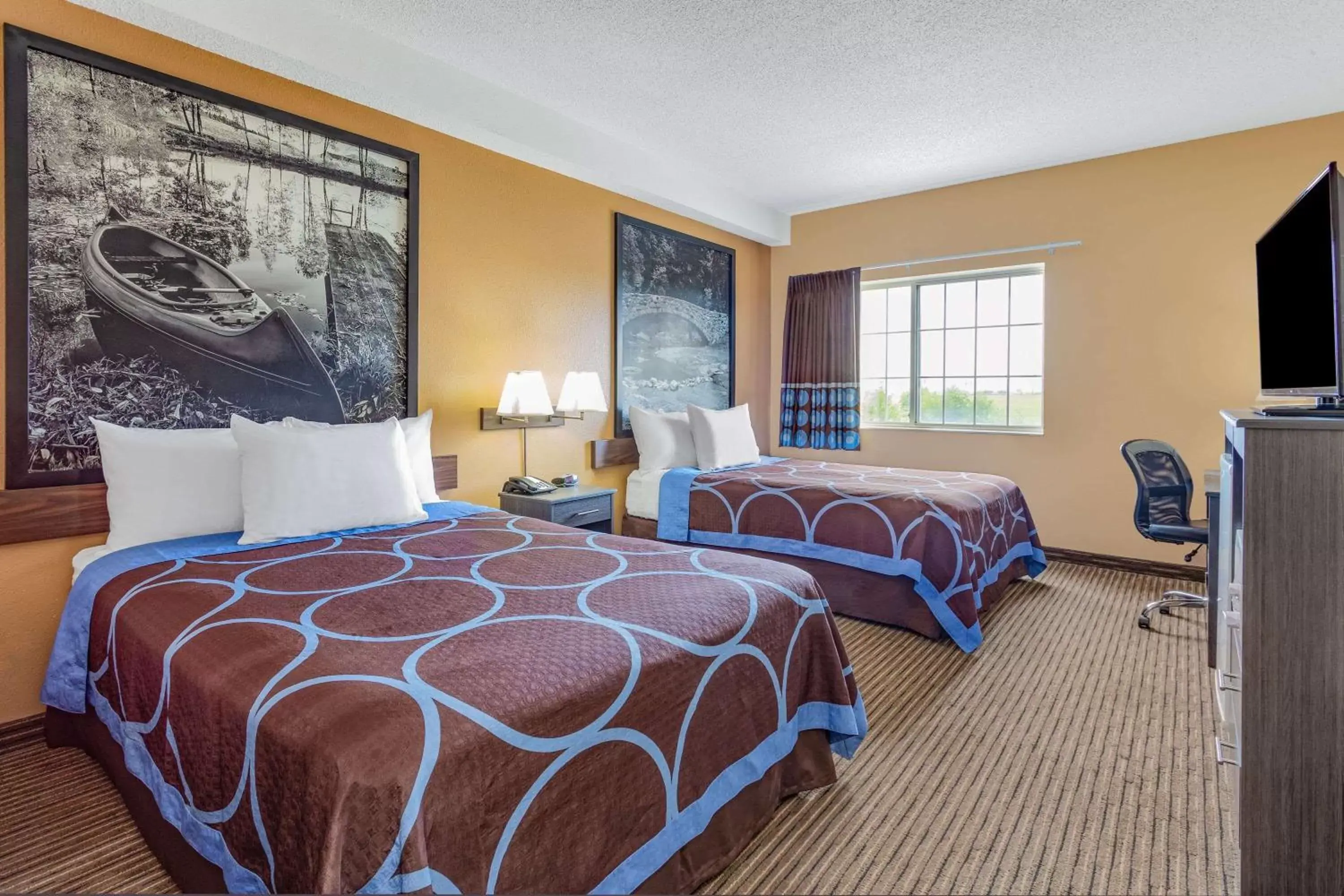 Photo of the whole room, Bed in Super 8 by Wyndham Fort Dodge IA