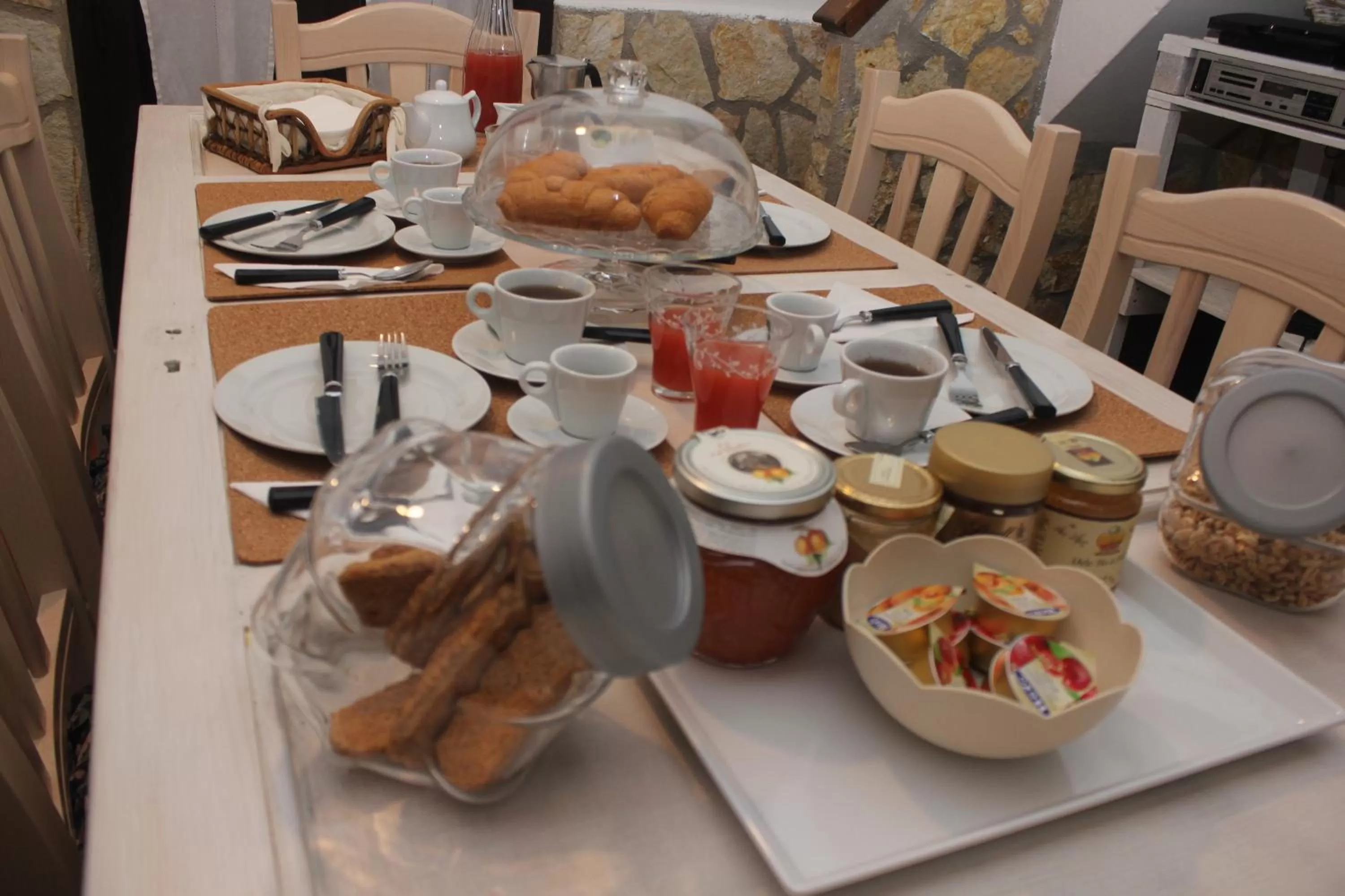 Communal lounge/ TV room, Breakfast in La Casetta