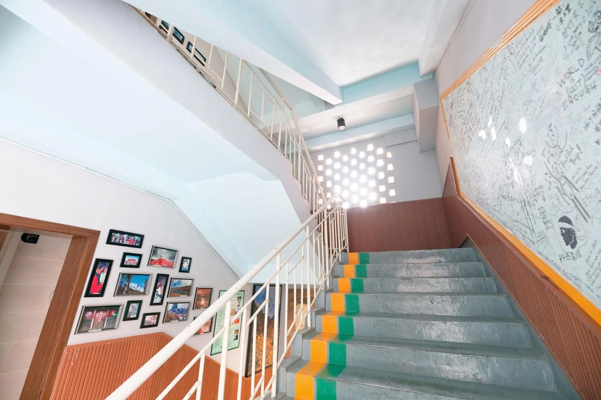 Property building in The Cloudland International Youth Hostel Close to the city center,15 min walks to the subway, Close to the night market, old street, green lake, English-speaking service, free Activity convenient payment and visa cards are accepted