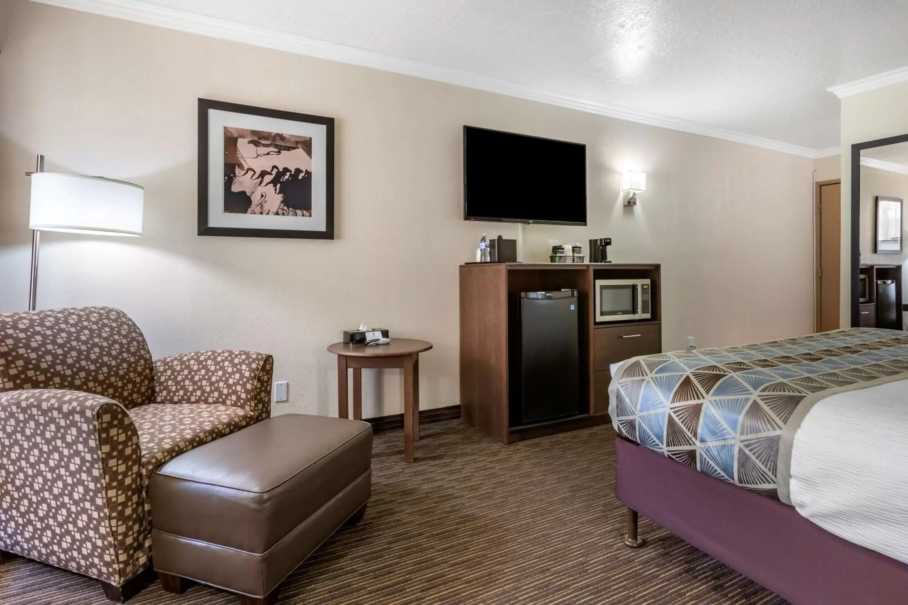 Bedroom, TV/Entertainment Center in Best Western Airport Albuquerque InnSuites Hotel & Suites