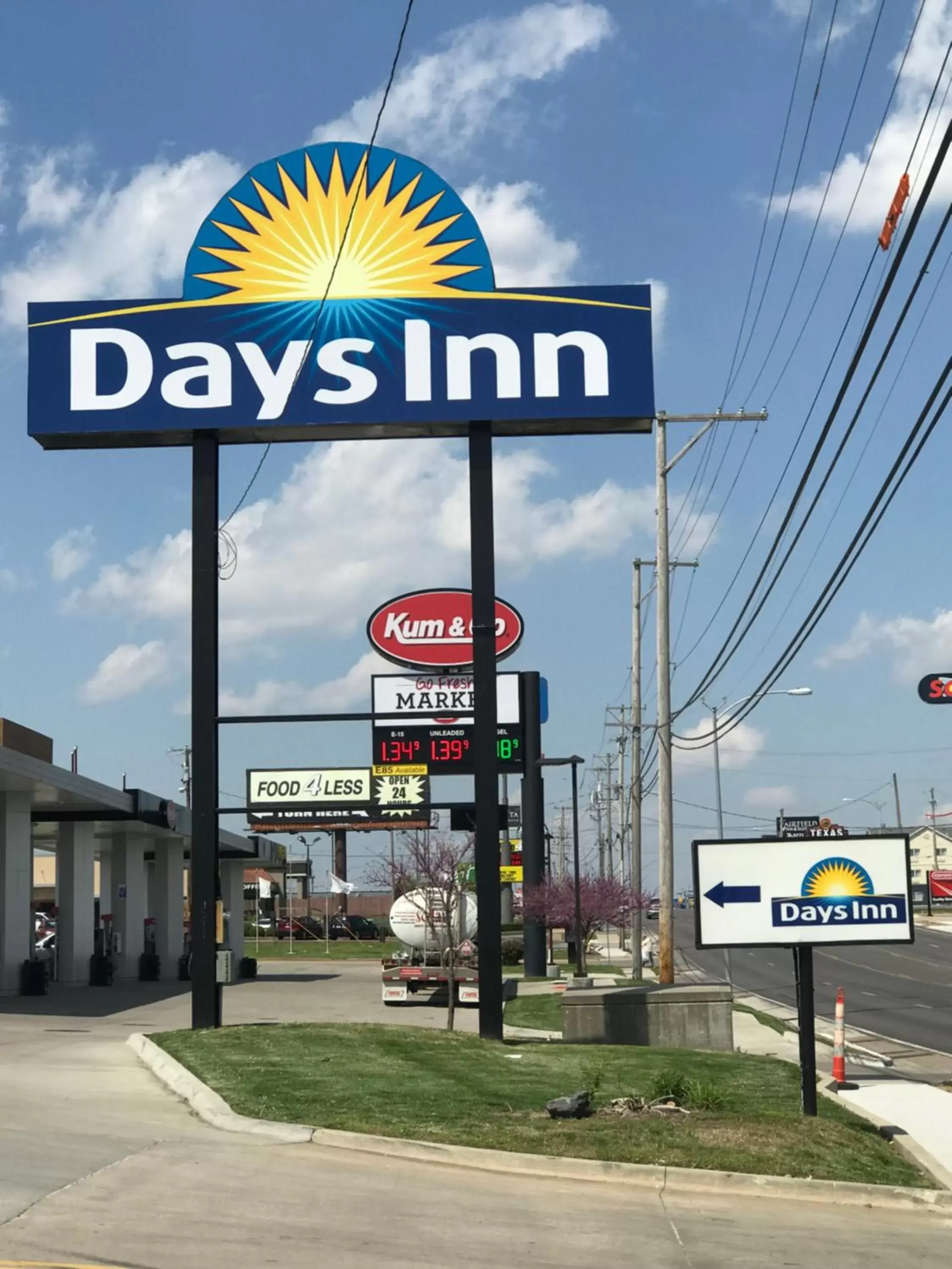 Facade/entrance in Days Inn by Wyndham Joplin Facade/entrance in Days Inn by Wyndham Joplin
