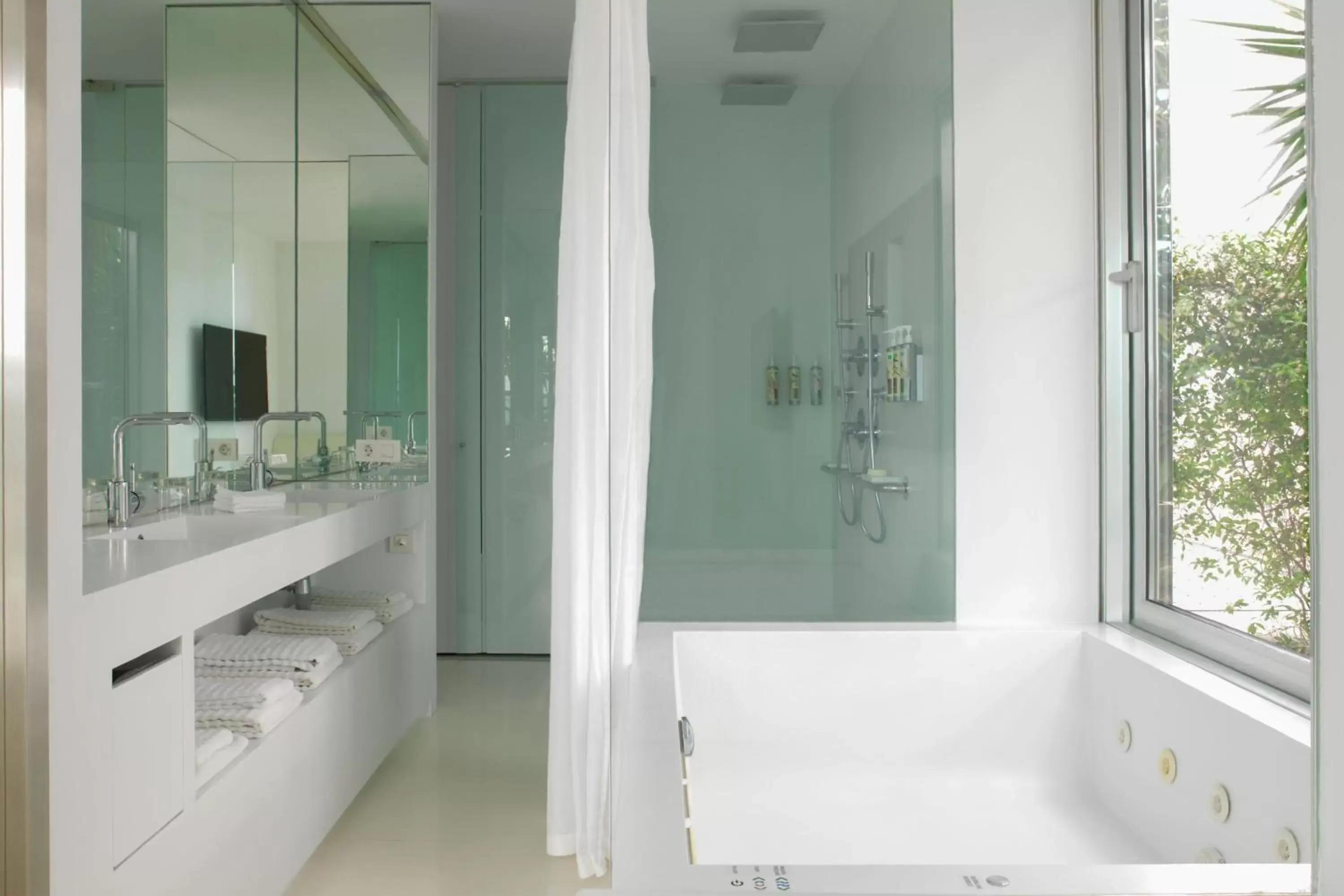 Bathroom in Renaissance Barcelona Fira Hotel