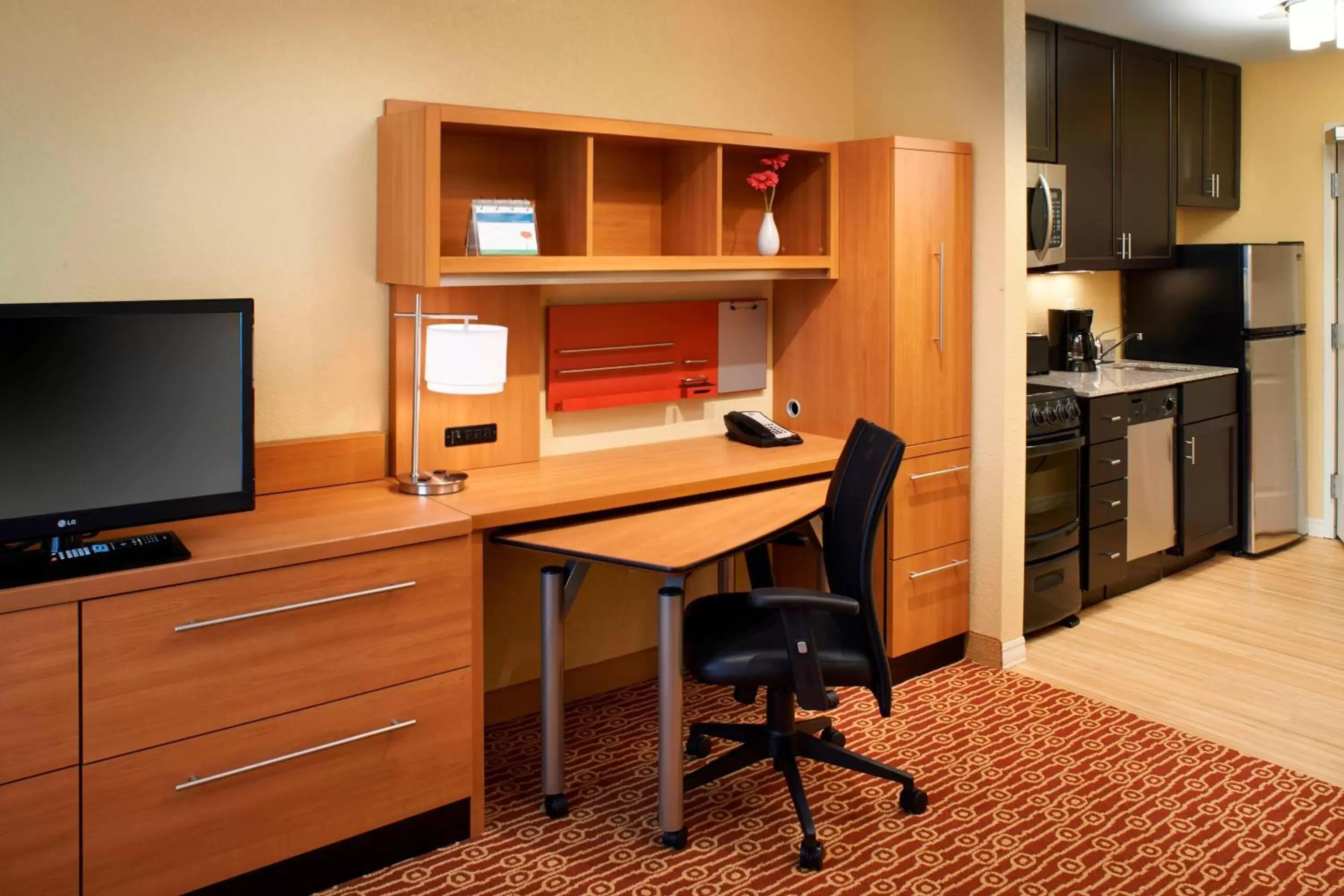 Bedroom, TV/Entertainment Center in TownePlace Suites by Marriott Saginaw