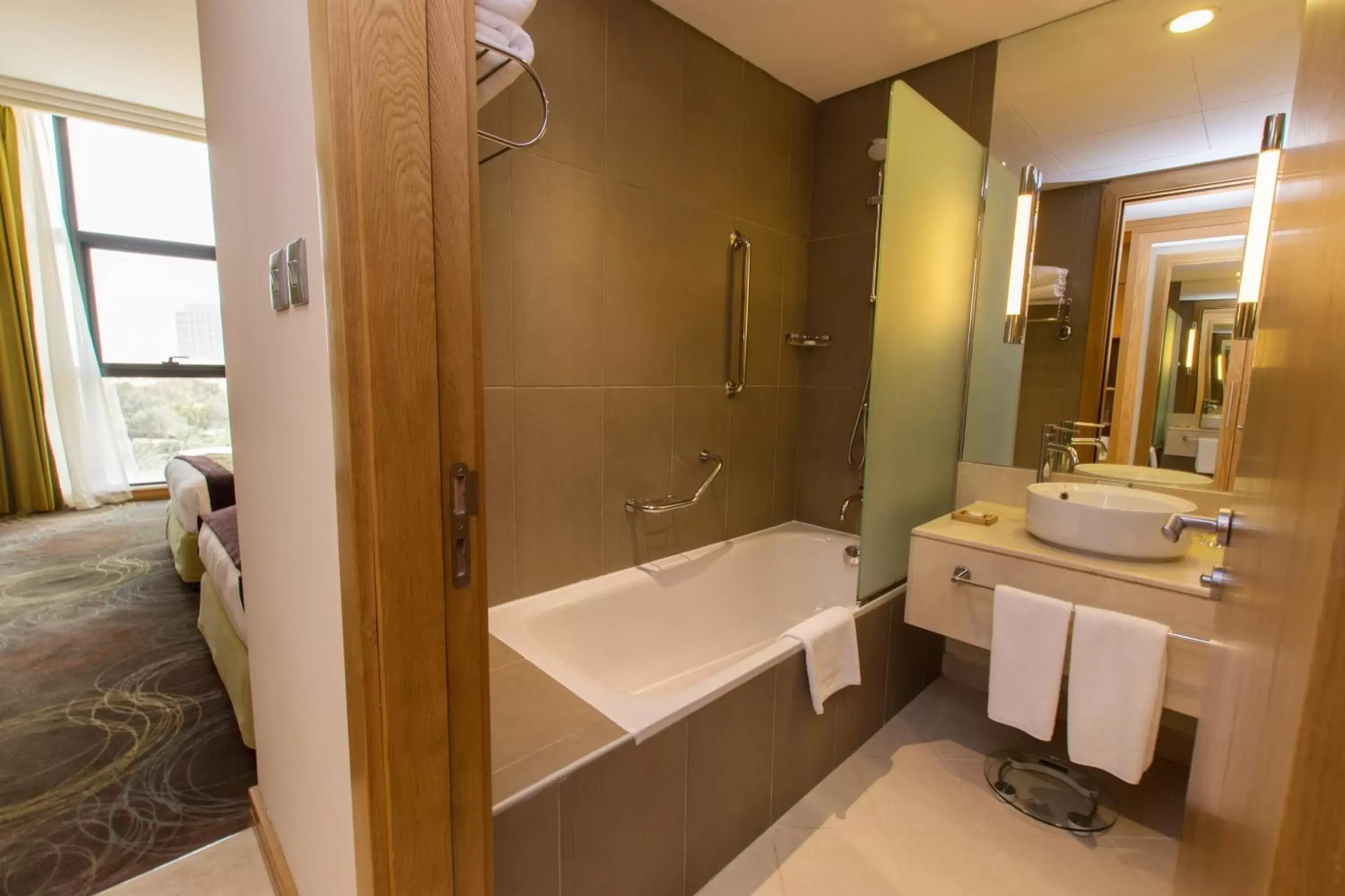 Hot Tub, Bathroom in Holiday Inn Abu Dhabi, an IHG Hotel