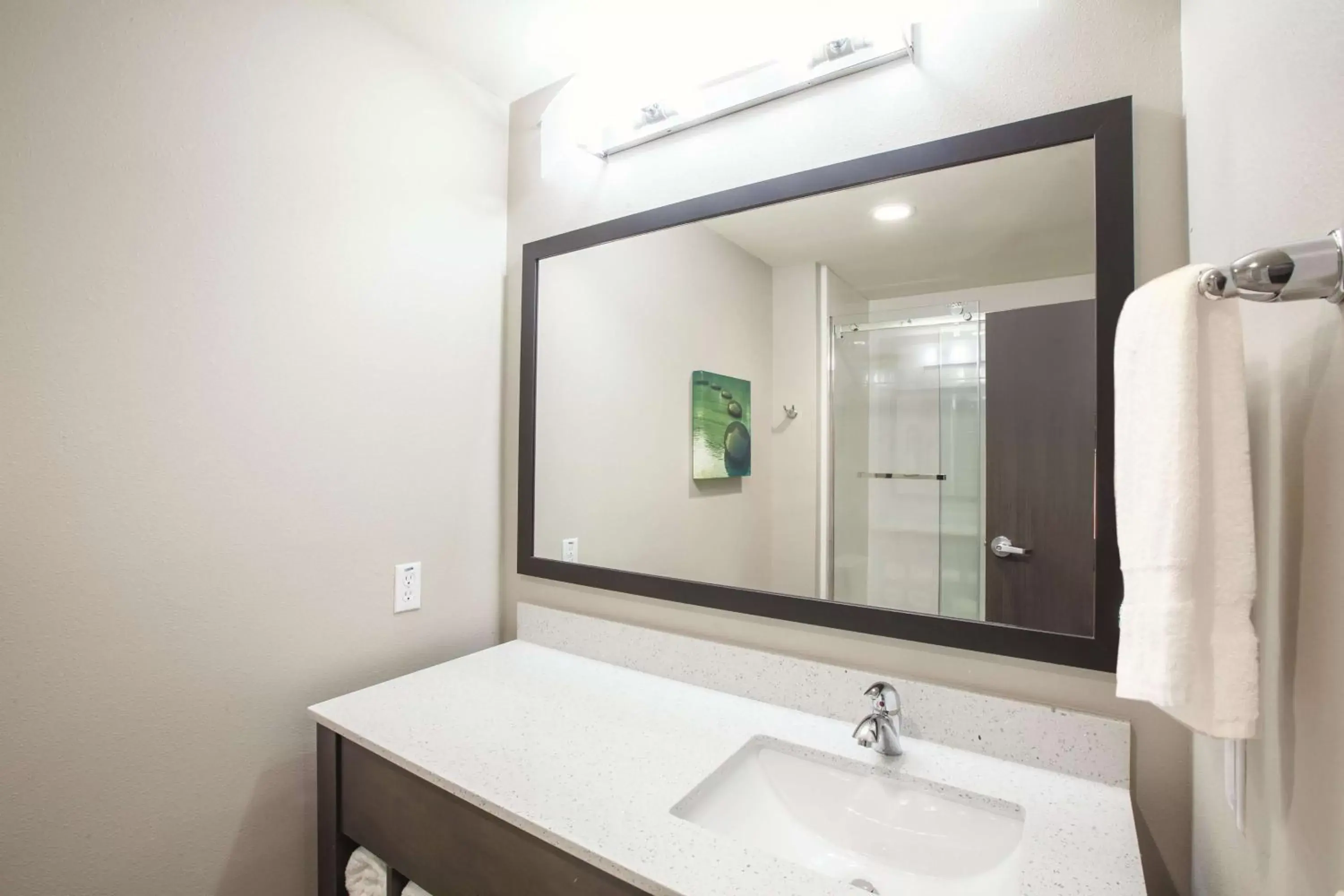 Photo of the whole room, Bathroom in La Quinta by Wyndham Tulsa Broken Arrow