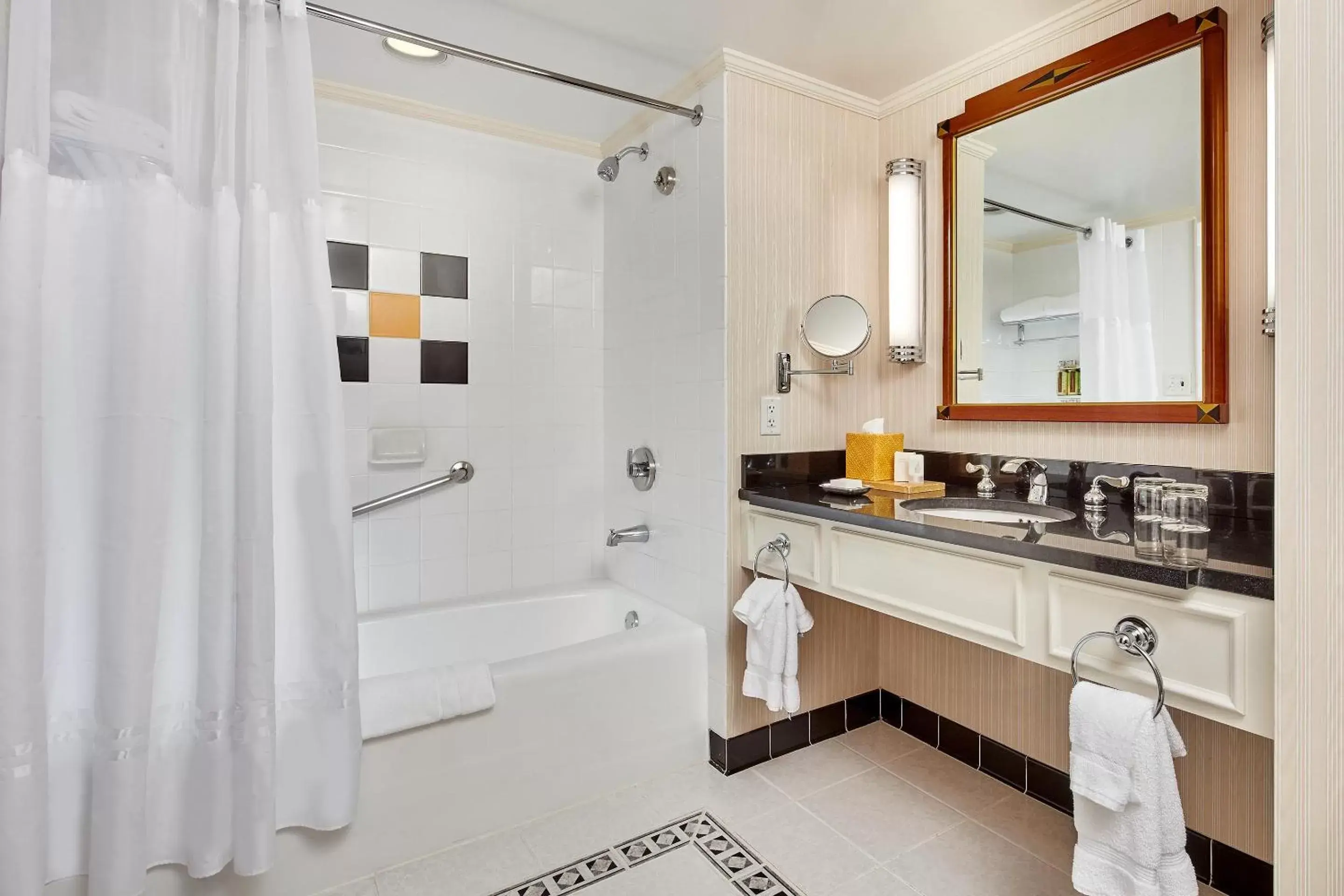 Shower, Bathroom in Orchard Hotel