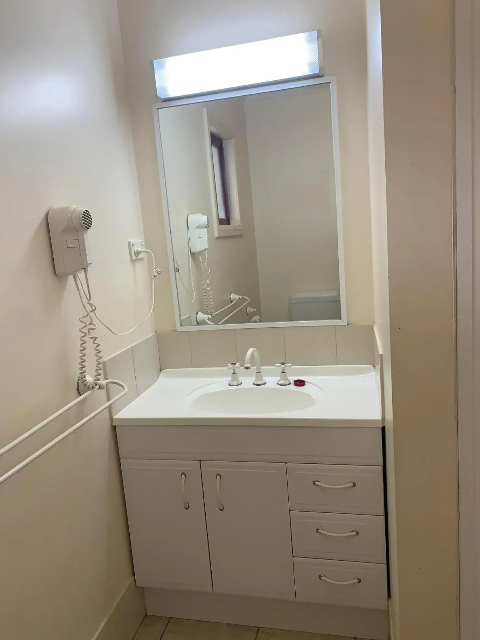 Bathroom in Outback Quarters- Motel Hay