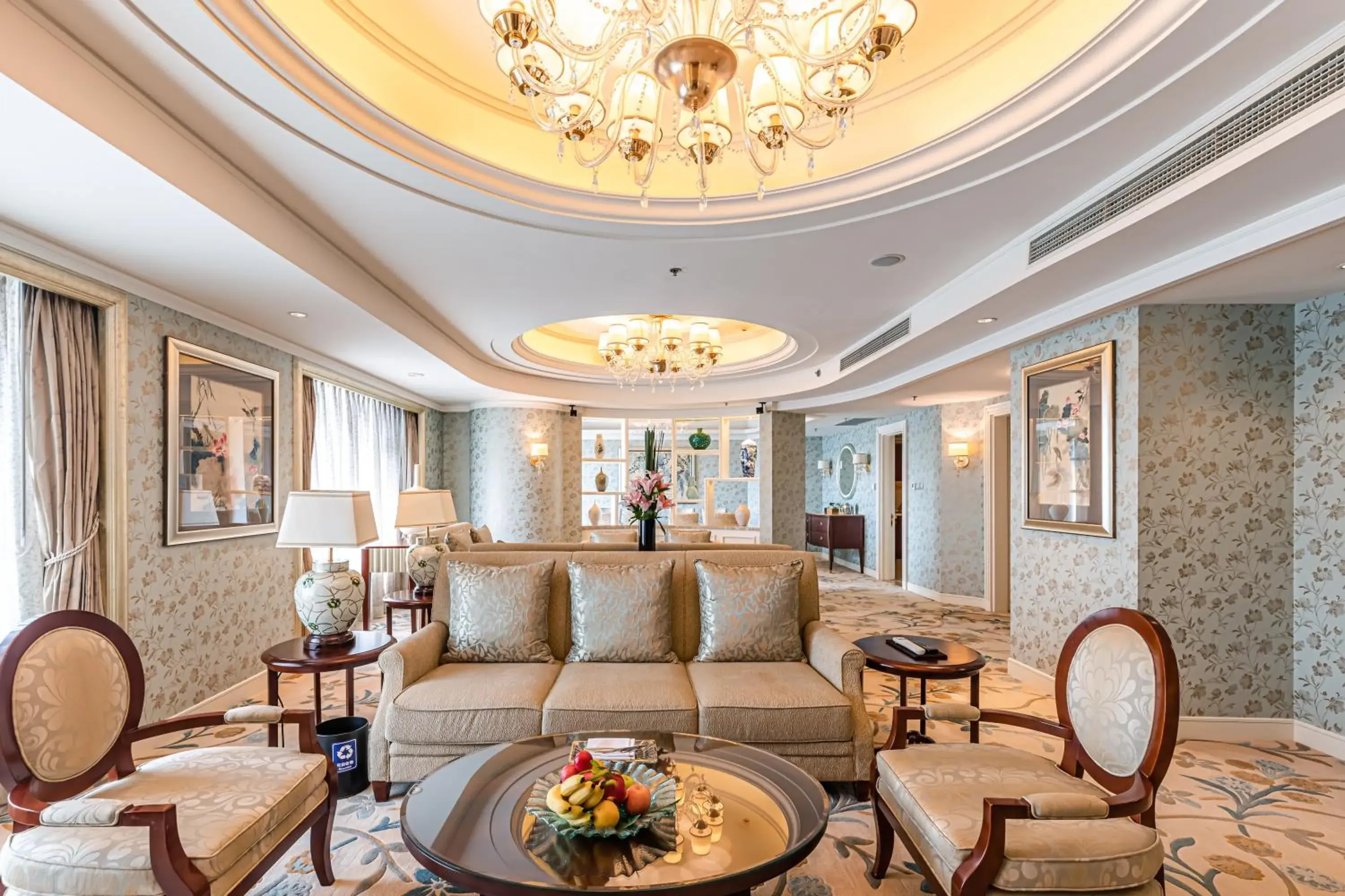 Photo of the whole room, Seating Area in Shangri-La Hotel, Wuhan