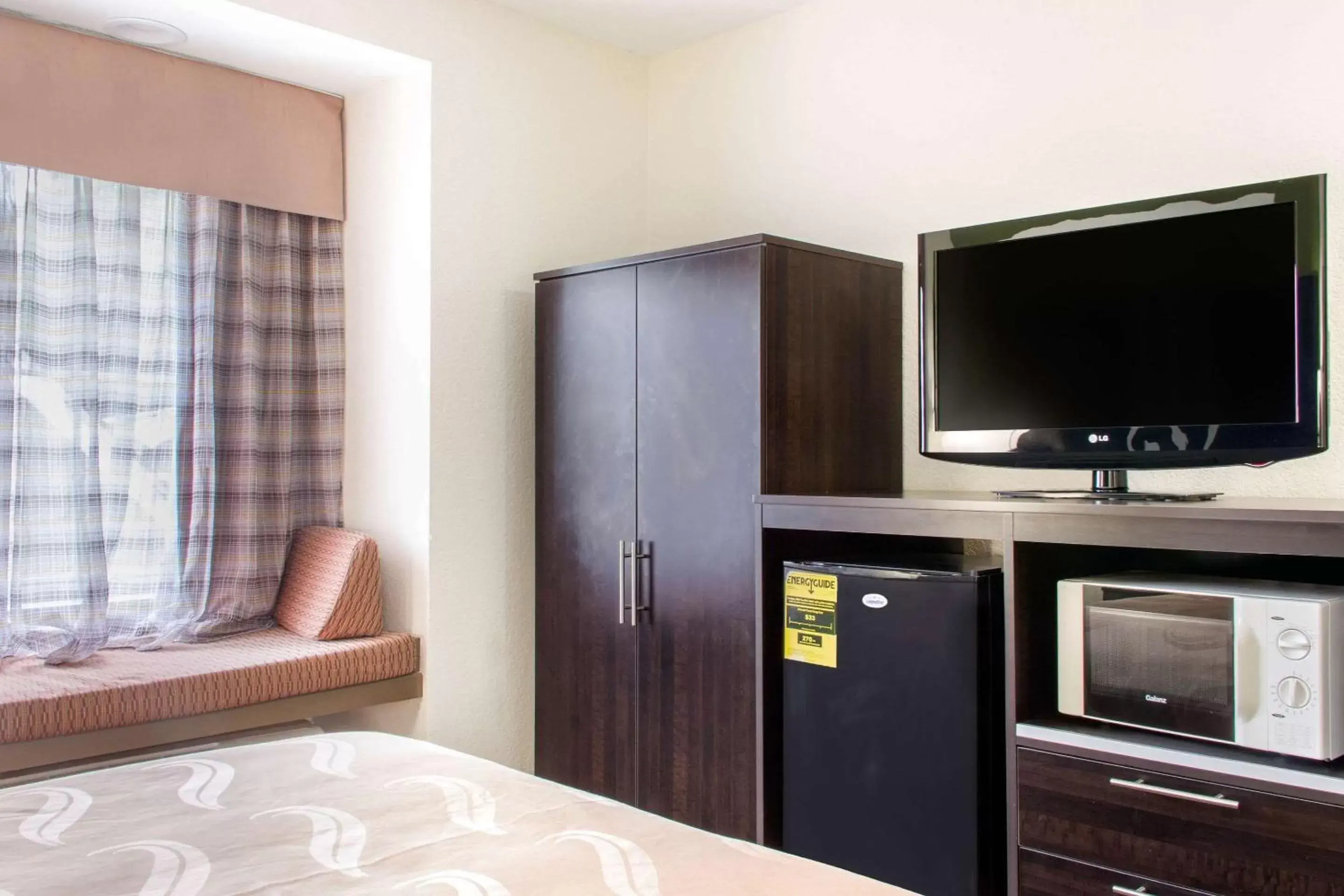 Photo of the whole room, TV/Entertainment Center in Quality Inn & Suites Maggie Valley