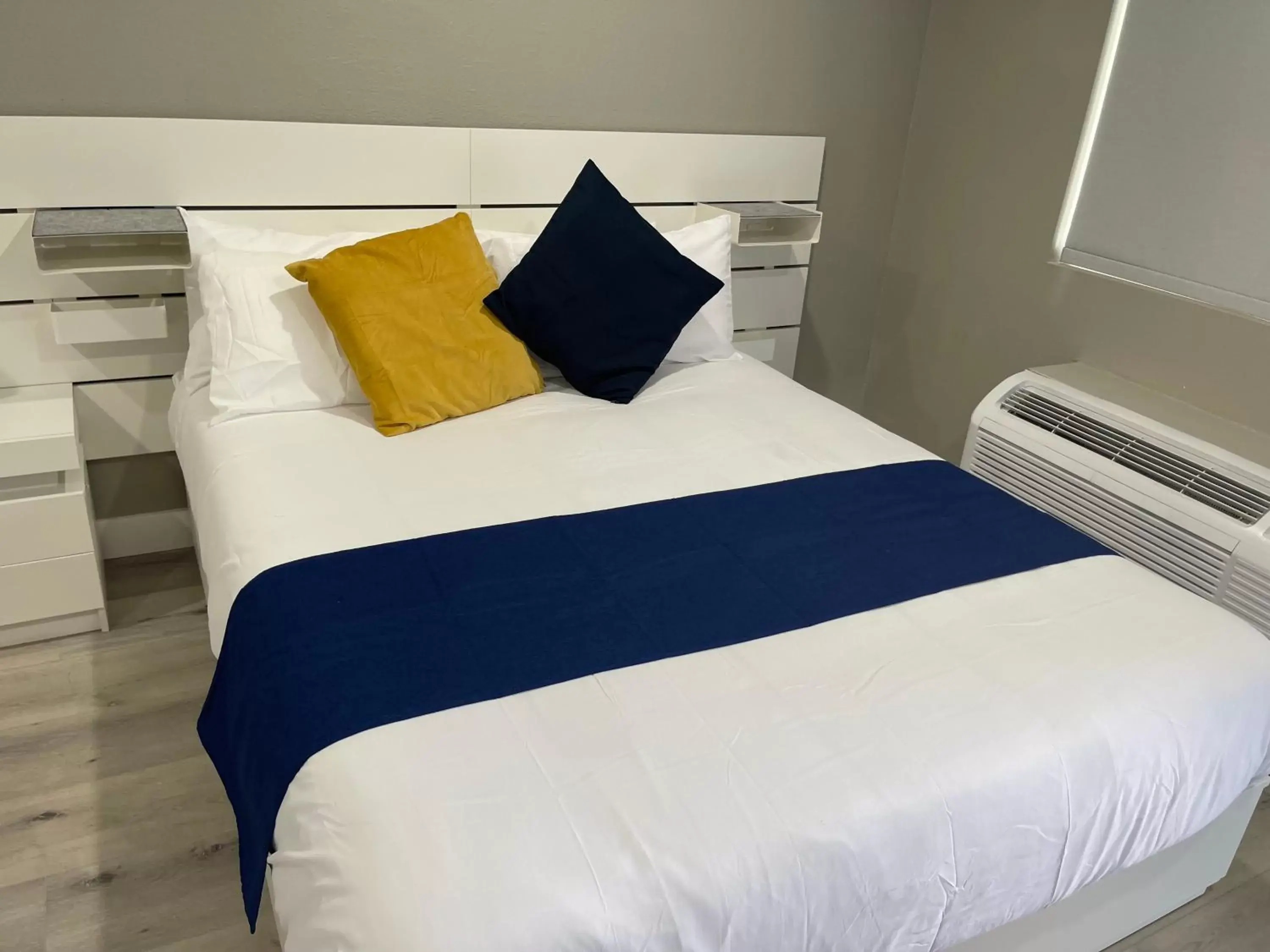 Bedroom, Bed in Omeo Suites