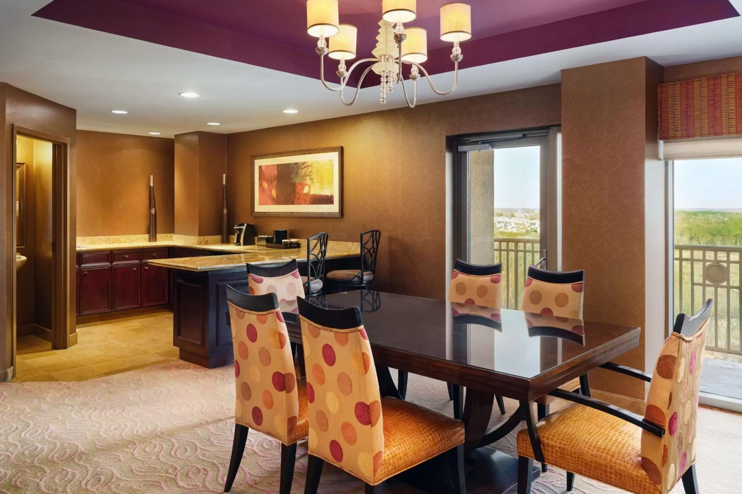 Kitchen or kitchenette, Restaurant/Places to Eat in Embassy Suites by Hilton Charlotte Concord Golf Resort & Spa