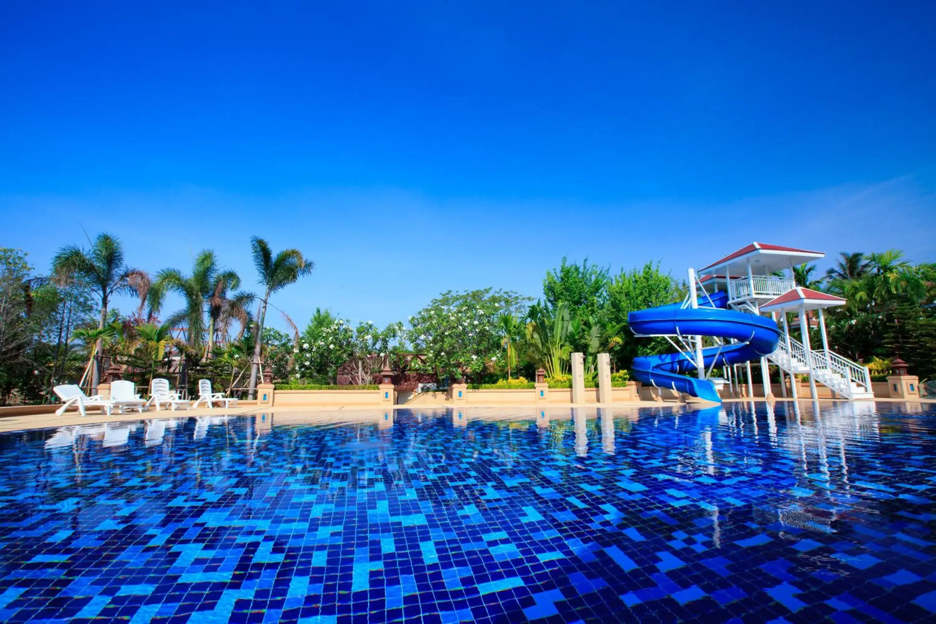 Swimming Pool in Chawalun Resort