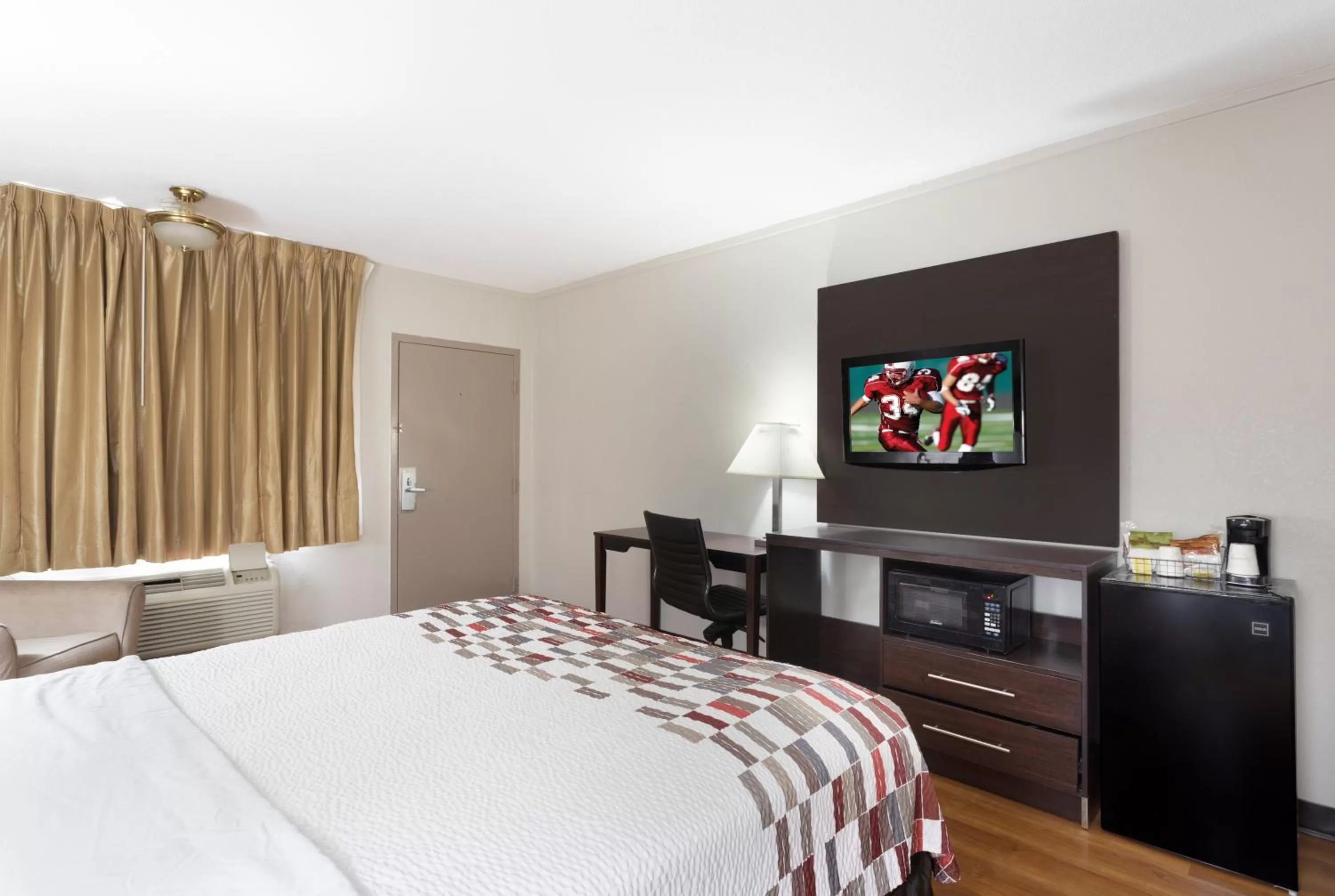 Photo of the whole room in Red Roof Inn Meridian