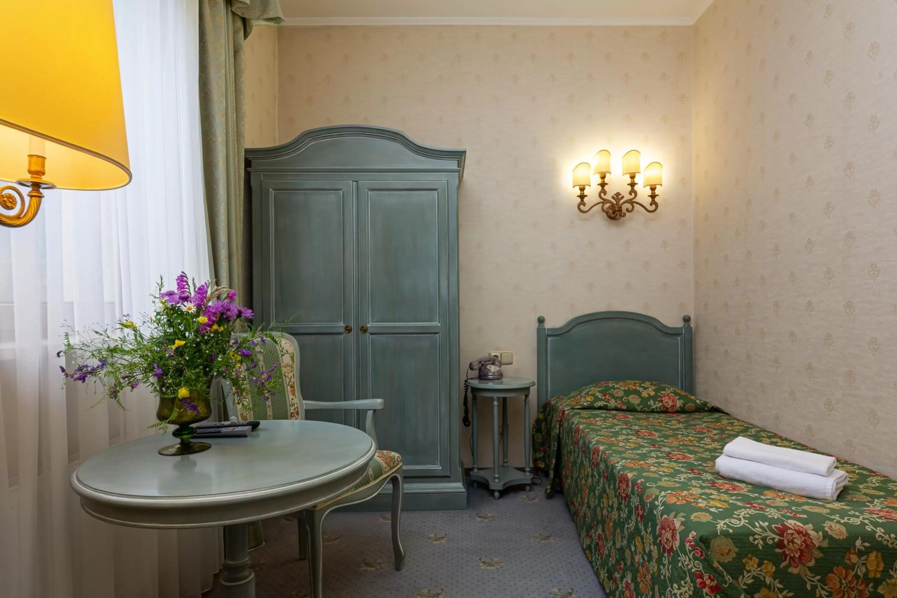 Photo of the whole room, Bed in Edelweiss