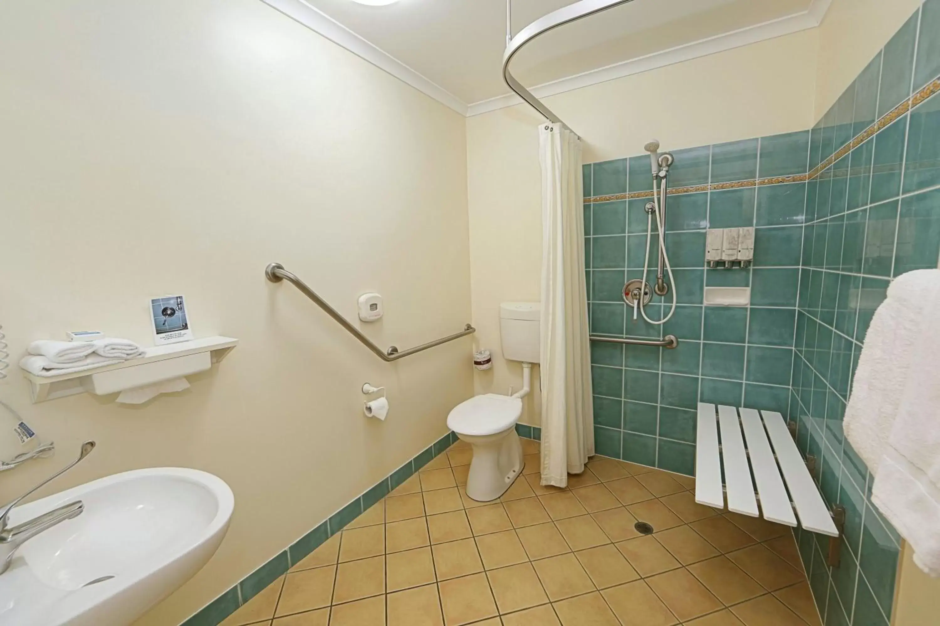 Bathroom in Villa Mirasol Motor Inn