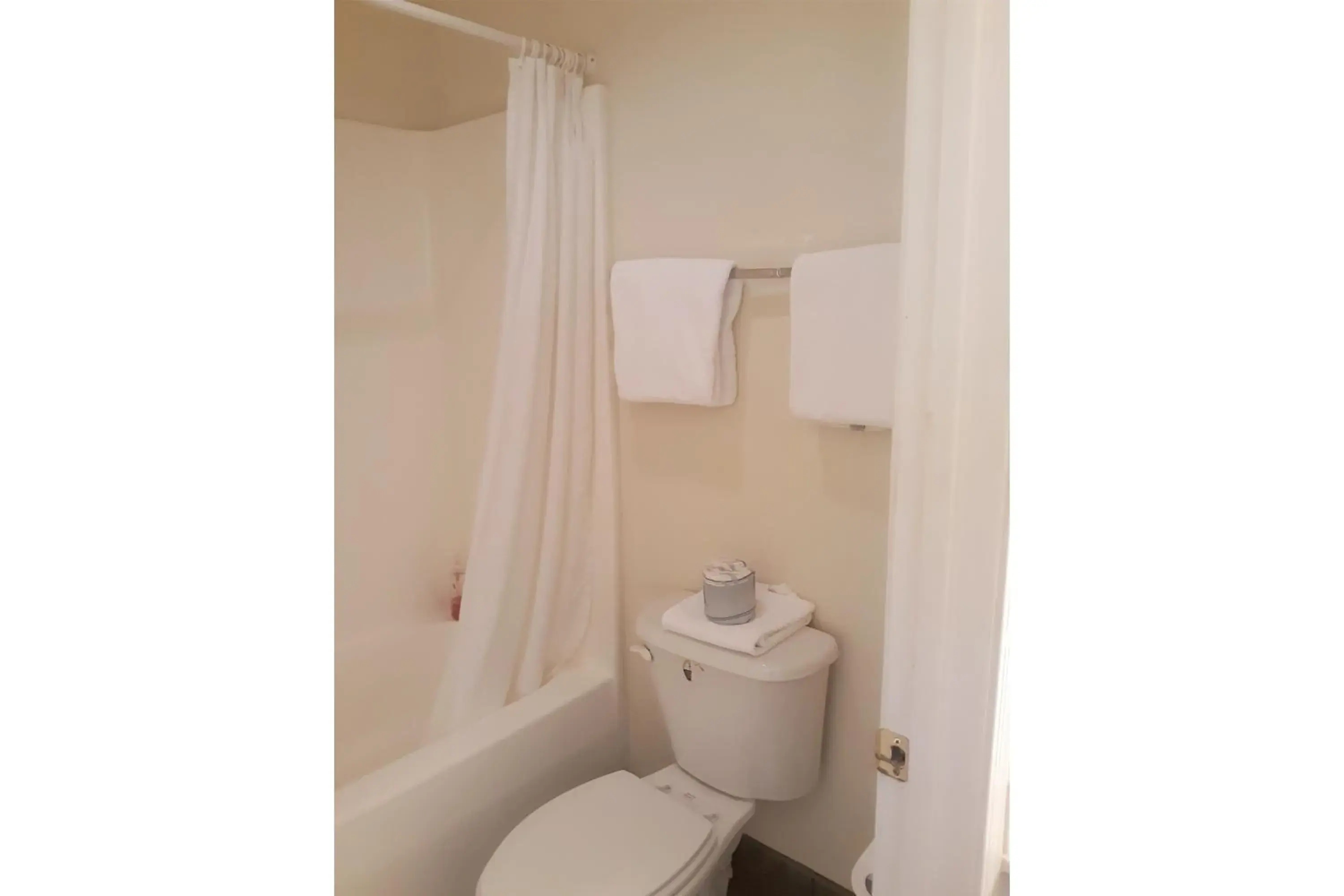 Single Queen Room in OYO Hotel Tombstone Single Queen Room in OYO Hotel Tombstone