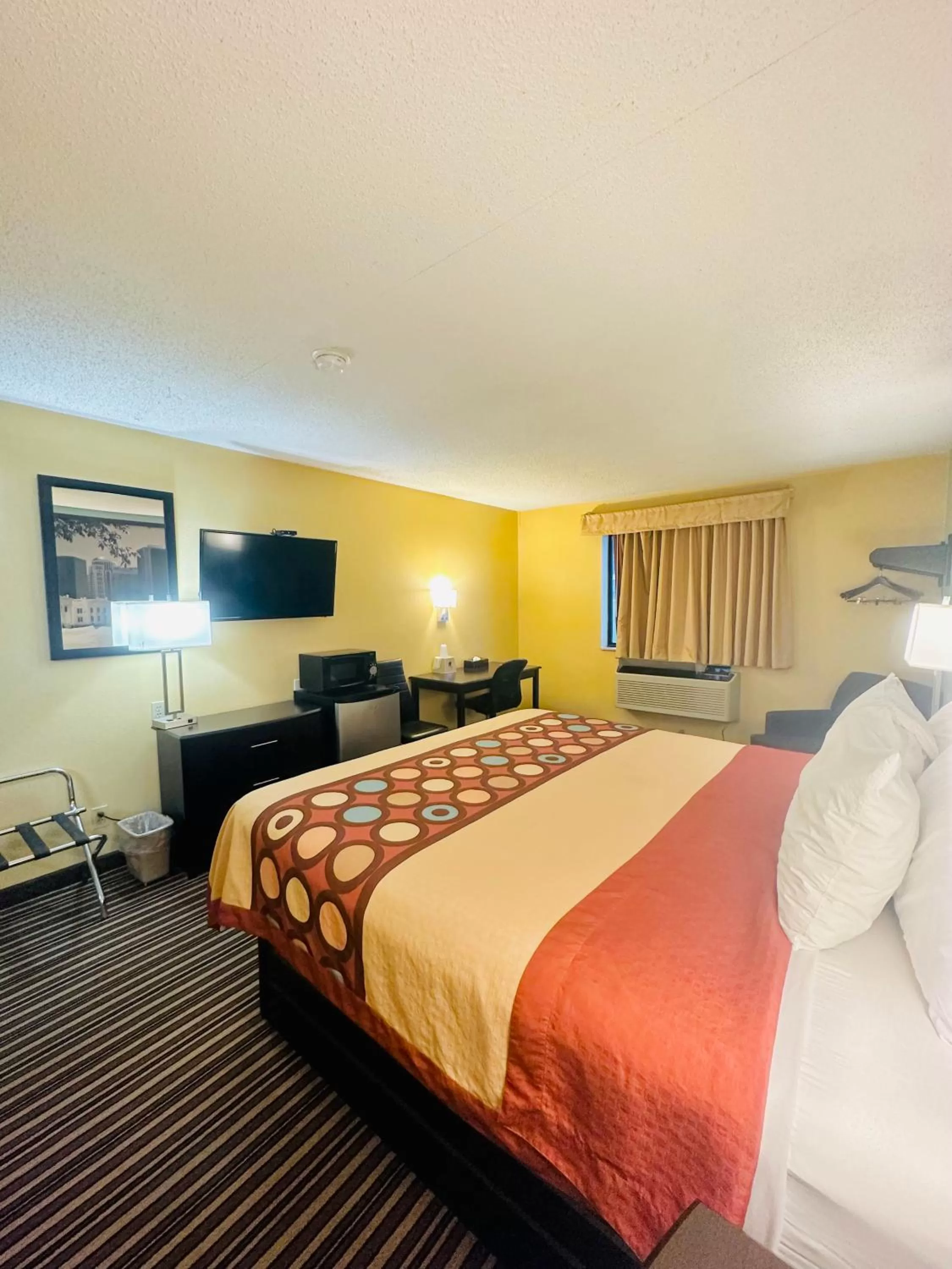 View (from property/room), Bed in Super 8 by Wyndham Warrenton