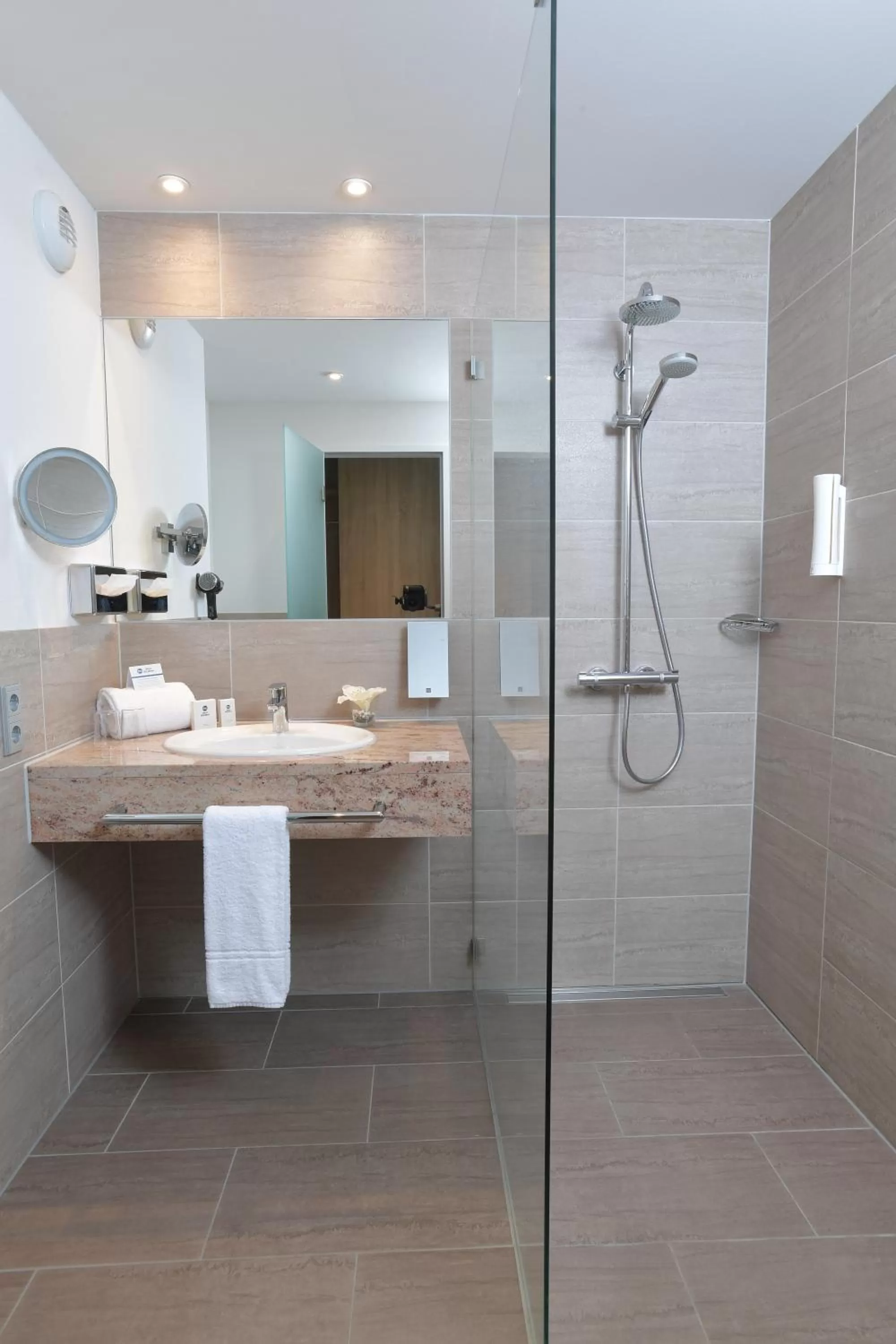 Shower in Best Western Queens Hotel Pforzheim-Niefern