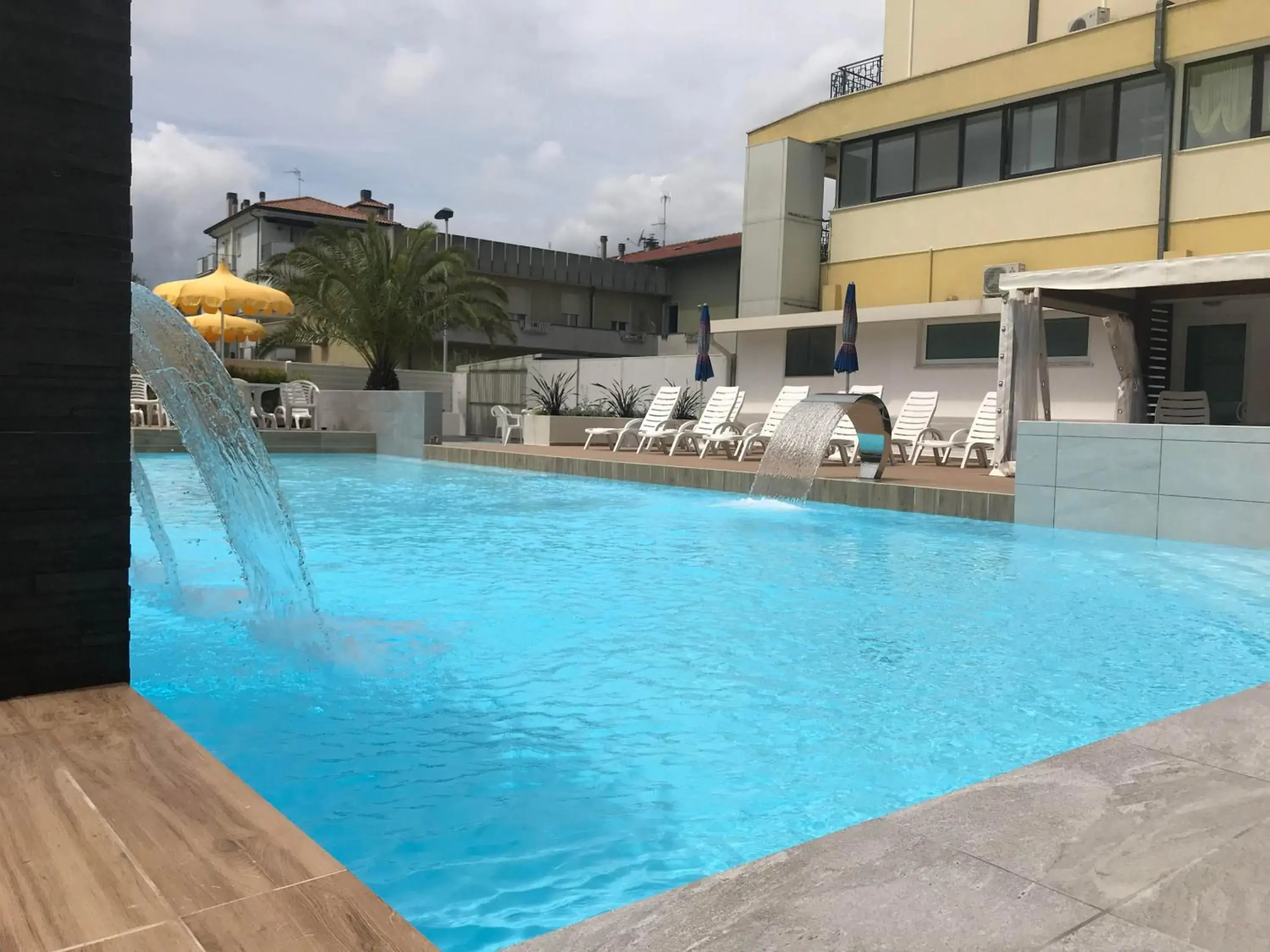 Swimming Pool in Hotel Montmartre