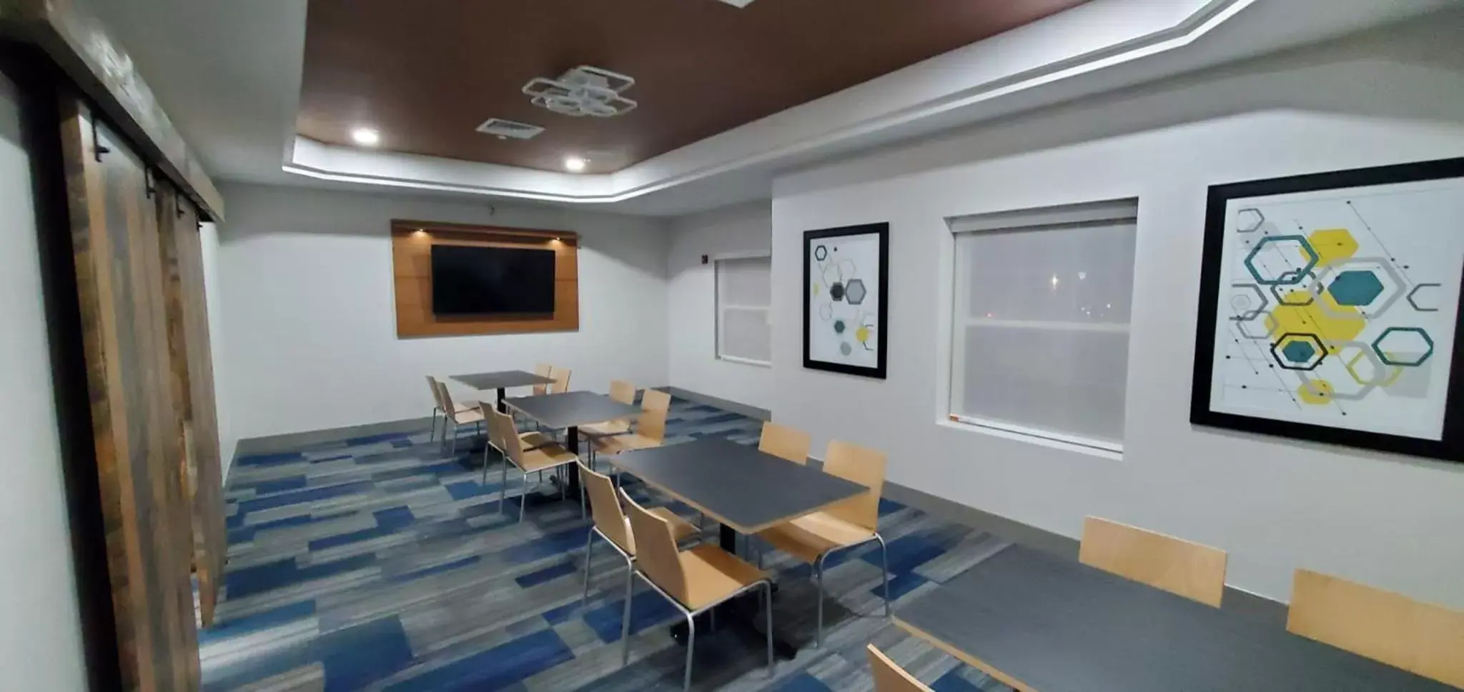 Meeting/conference room, Restaurant/Places to Eat in Holiday Inn Express & Suites Williamsburg, an IHG Hotel