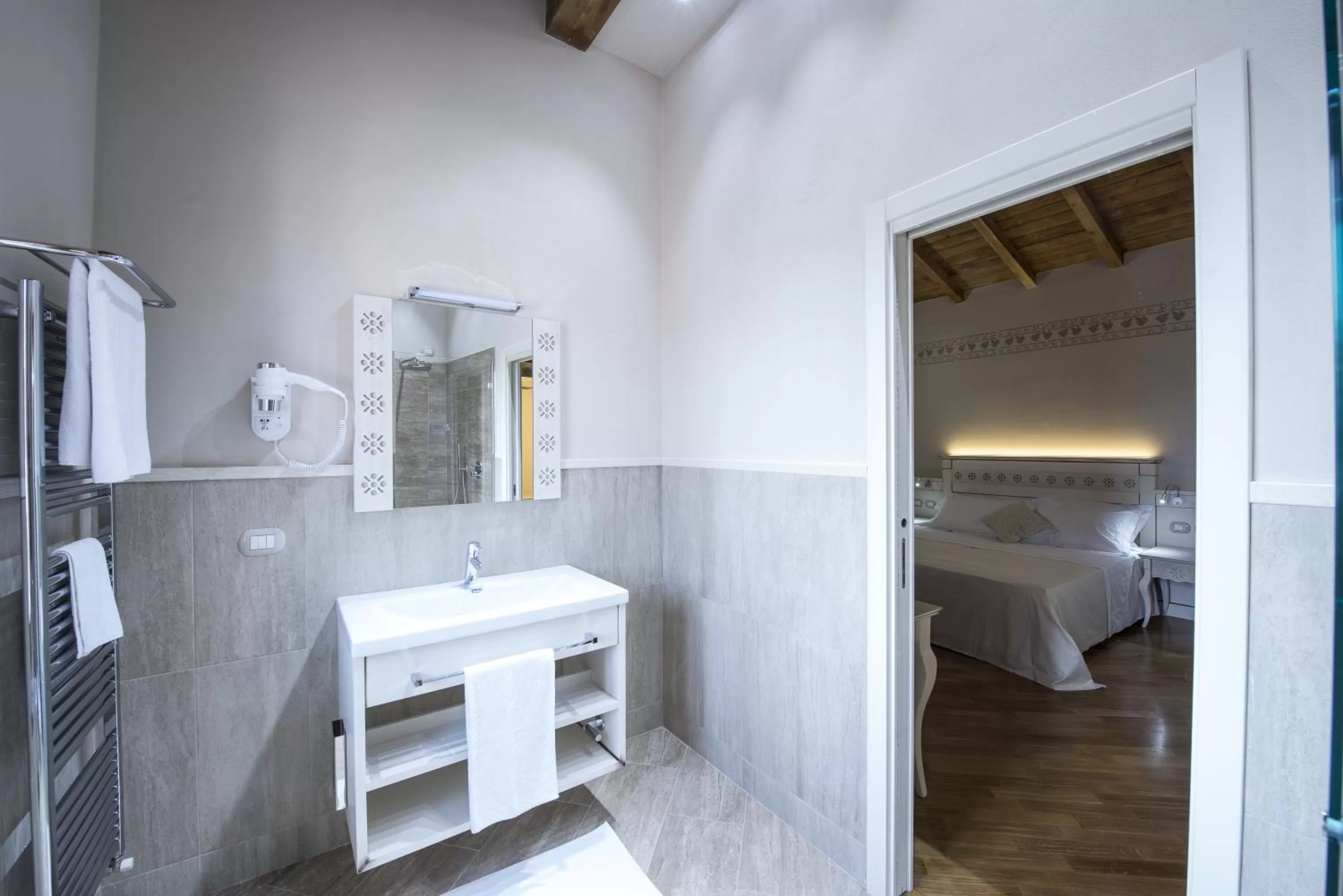 Bathroom, Bed in Hotel Sesmones