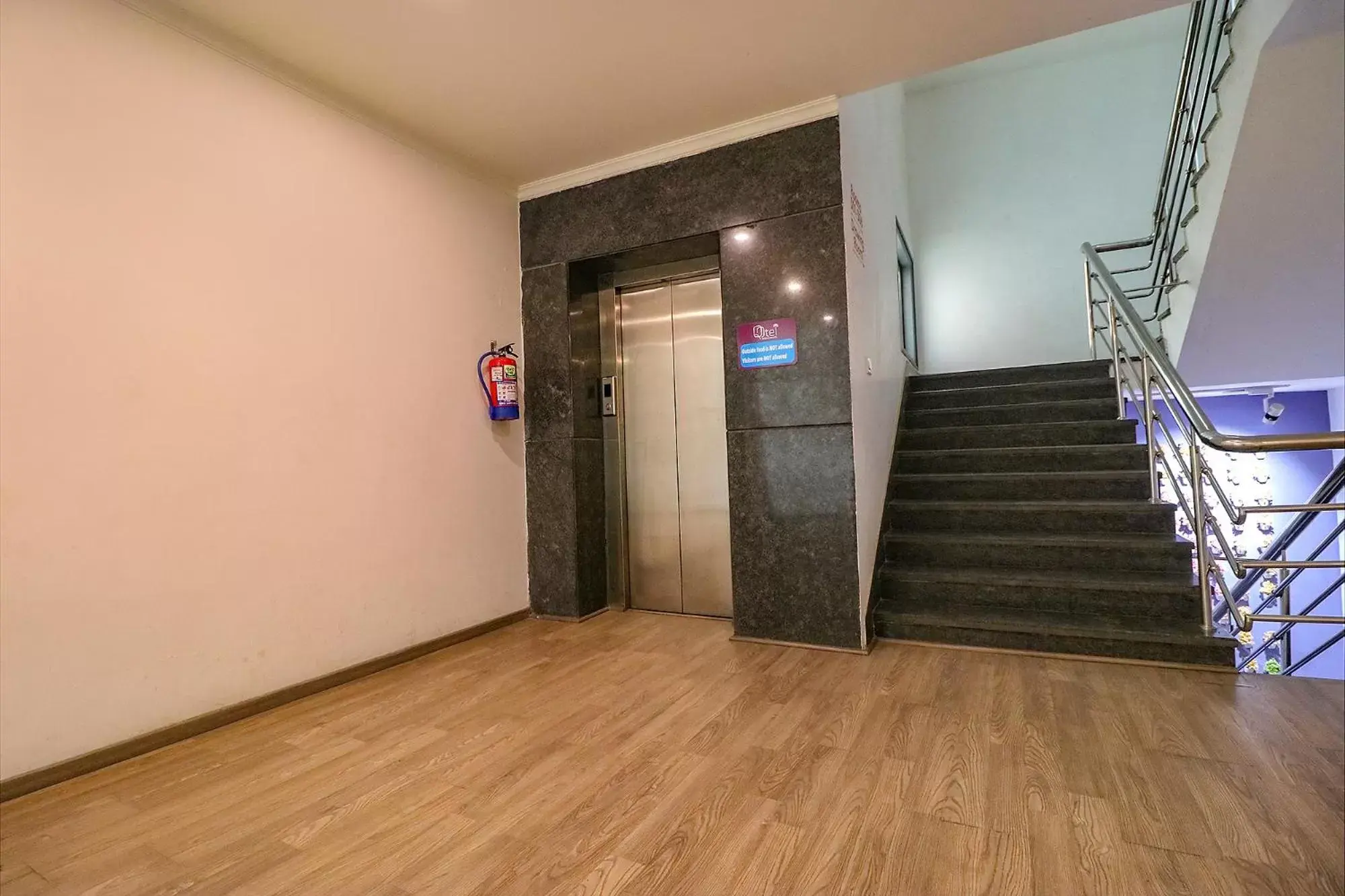 Lobby or reception in FabHotel Chattarpur Enclave - Opposite Tivoli Garden Lobby or reception in FabHotel Chattarpur Enclave - Opposite Tivoli Garden