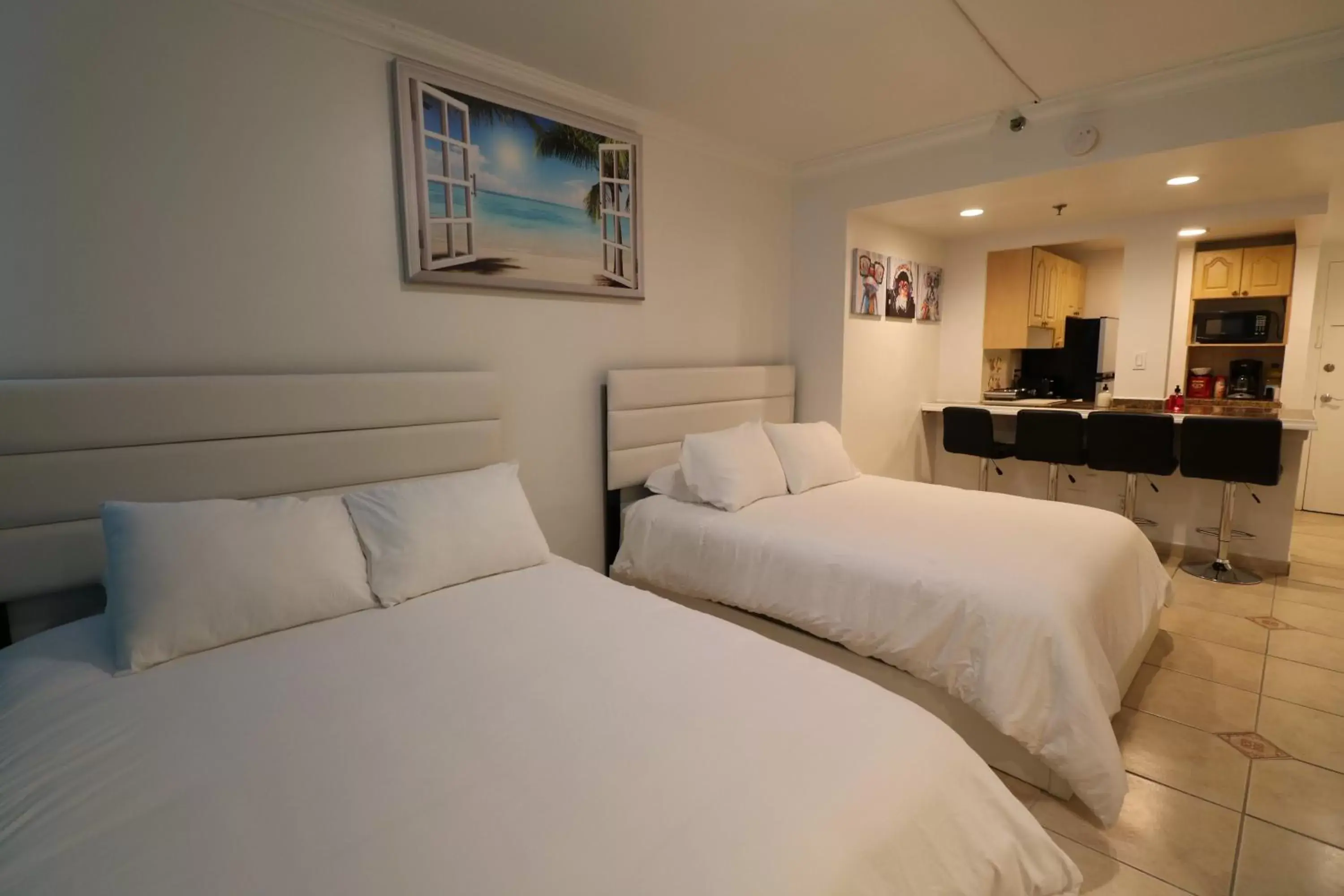 No View Studio, 2 Queen Beds in SeaStays Apartments