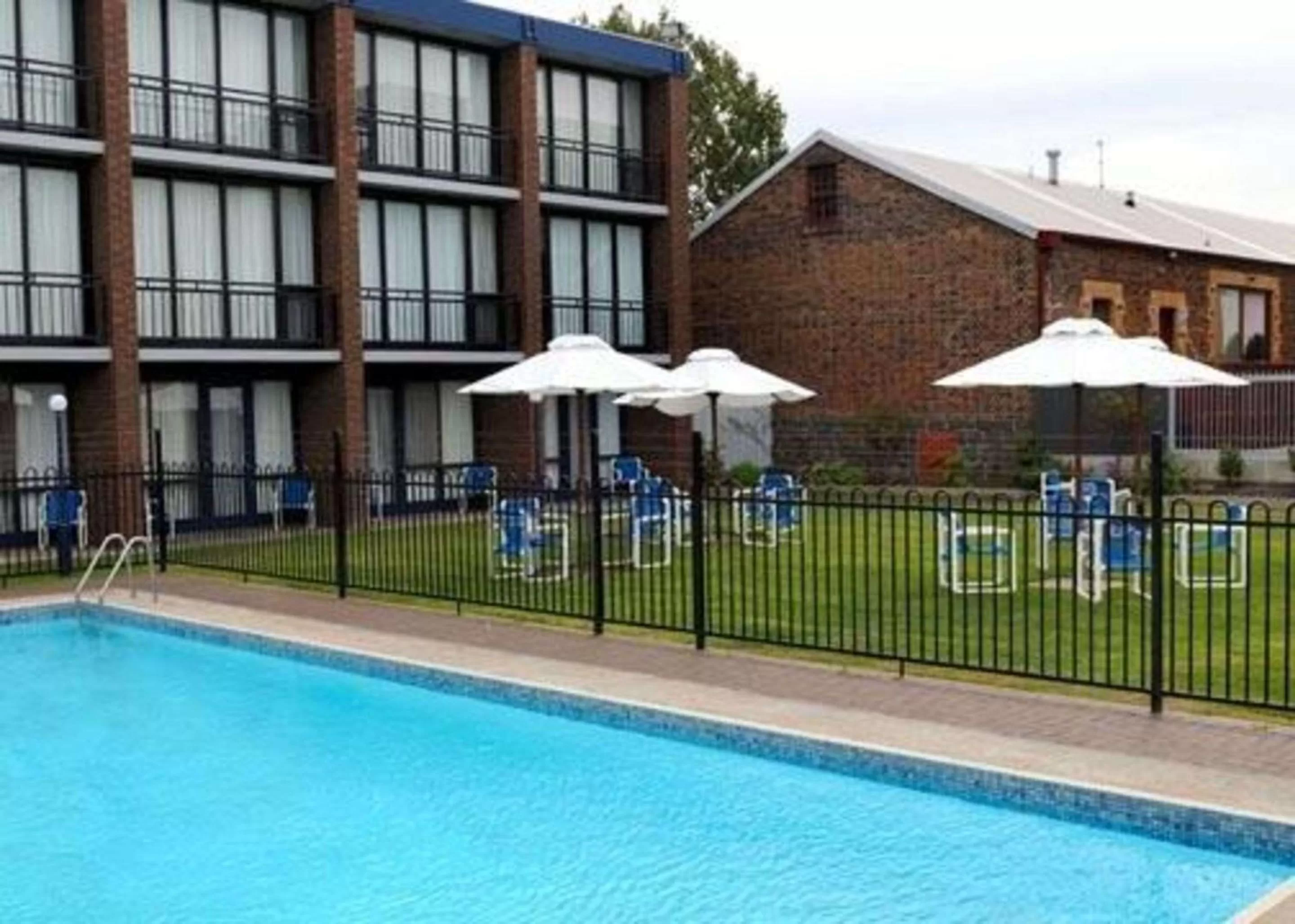 Swimming pool in Richmond Henty Hotel
