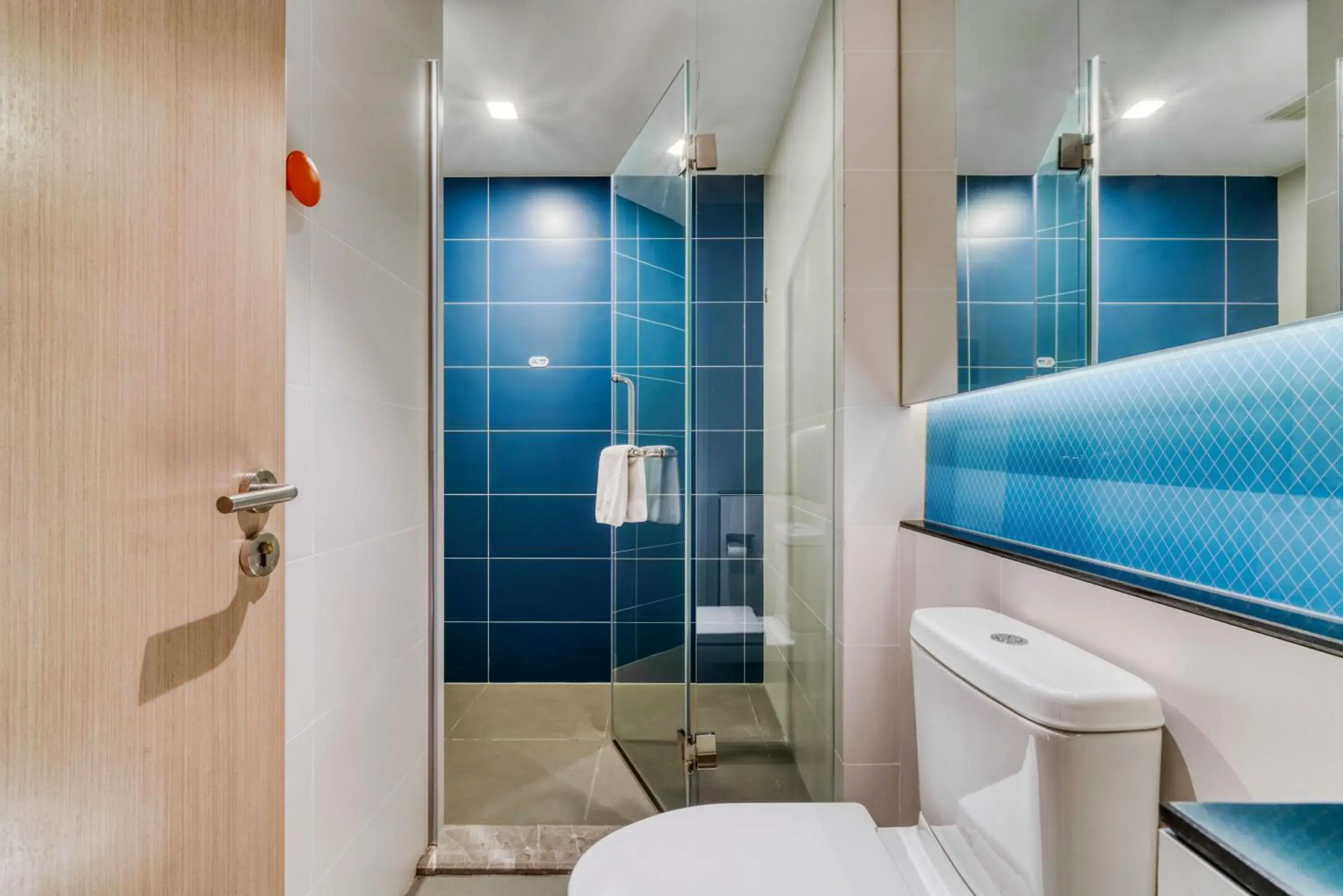 Photo of the whole room, Bathroom in HOLIDAY INN EXPRESS HANGZHOU BINJIANG