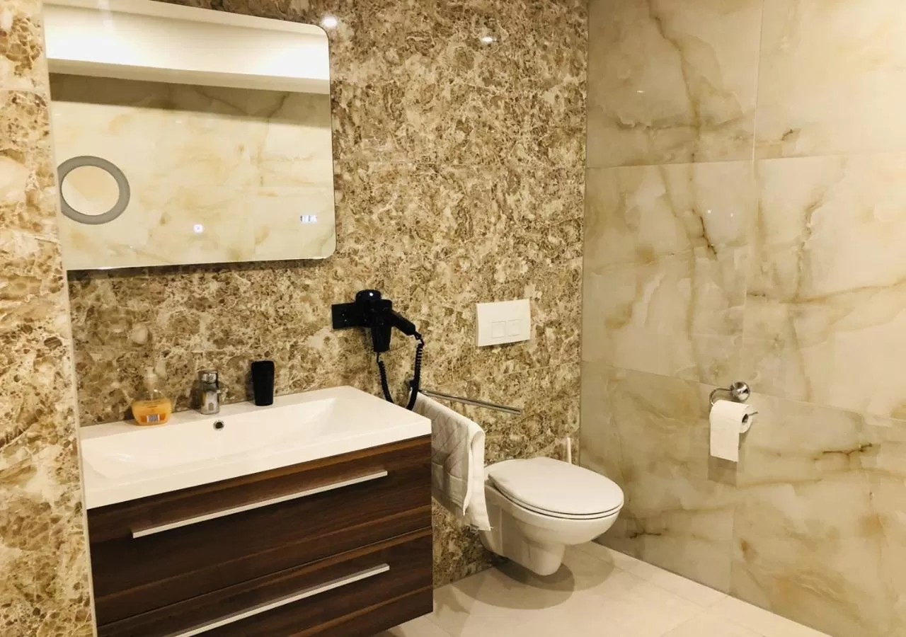 Toilet in Elbgalerie Hotel