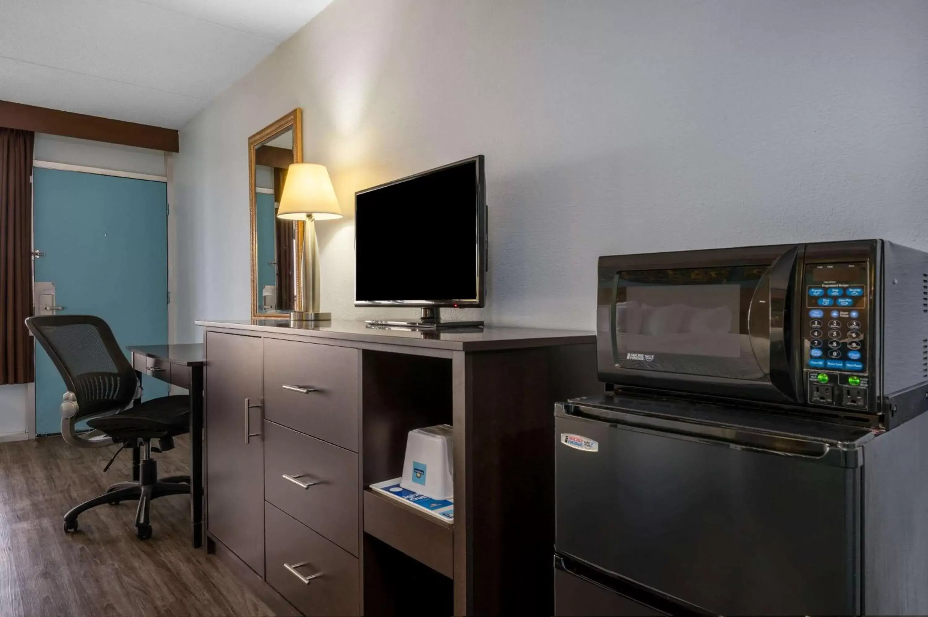 Photo of the whole room, TV/Entertainment Center in Days Inn by Wyndham Perrysburg Toledo