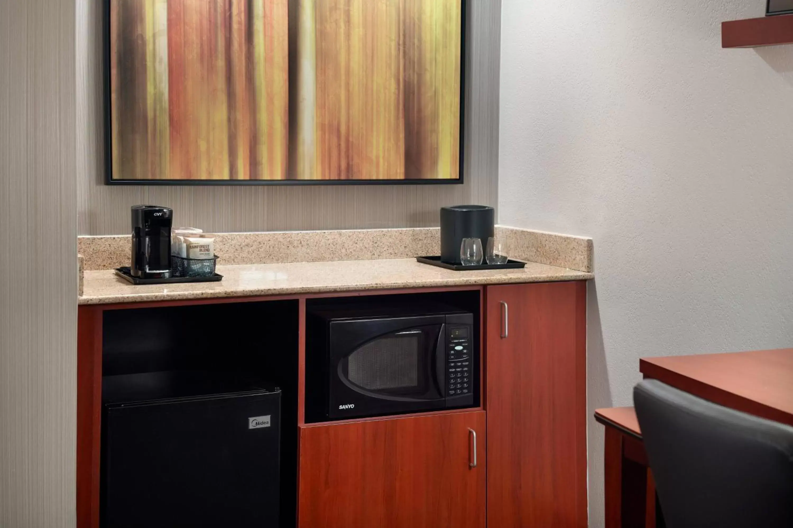 Photo of the whole room, Kitchen/Kitchenette in Courtyard by Marriott Raleigh Cary