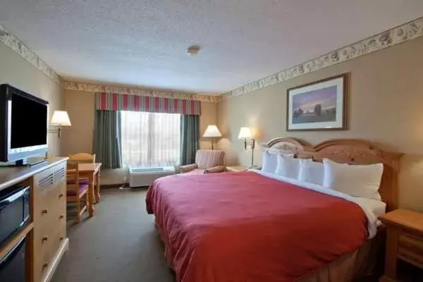 Photo of the whole room, Bed in Country Inn & Suites by Radisson, Waterloo, IA