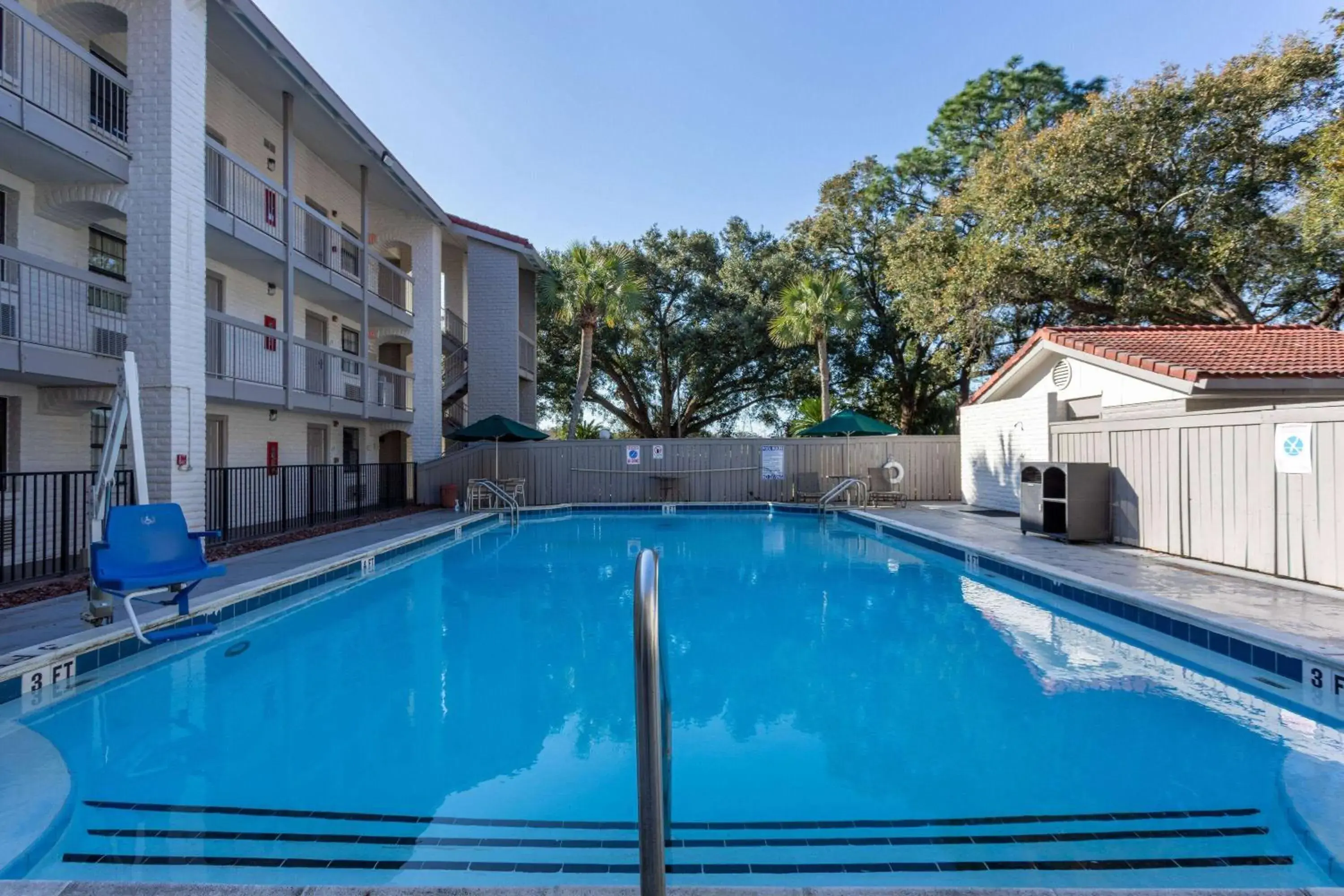 Pool view, Swimming Pool in La Quinta Inn by Wyndham Pensacola