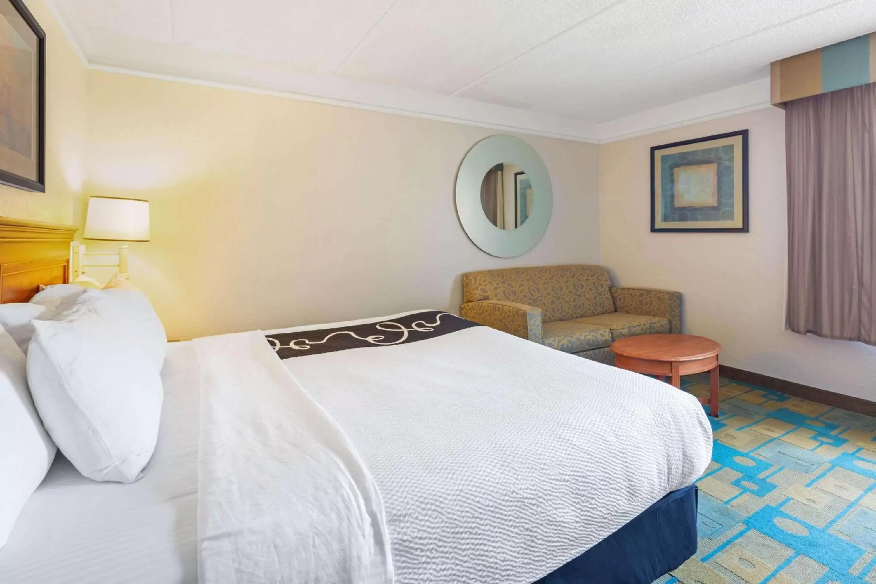 Photo of the whole room, Bed in La Quinta by Wyndham Ft. Lauderdale Plantation