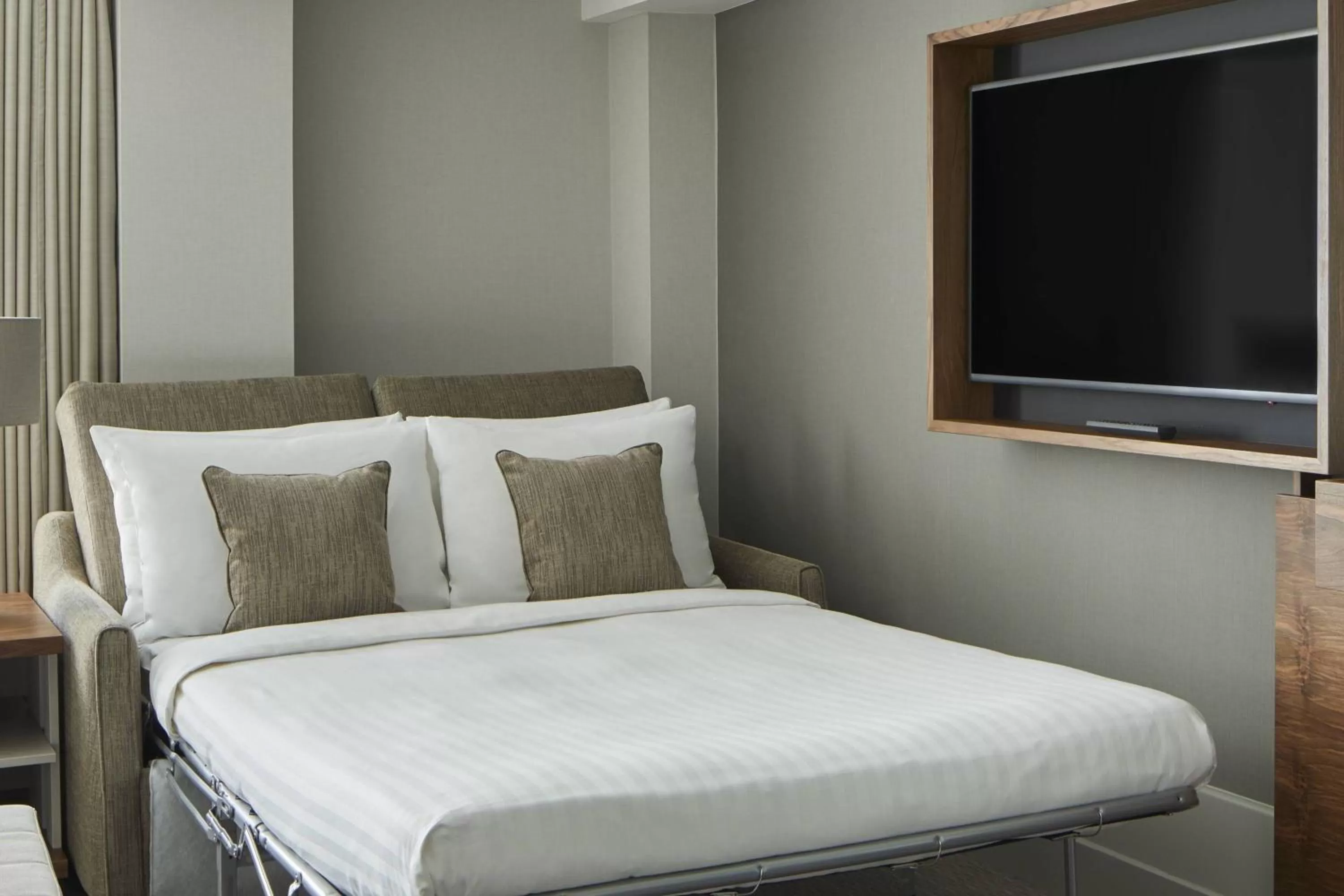 Photo of the whole room, Bed in London Marriott Hotel Kensington