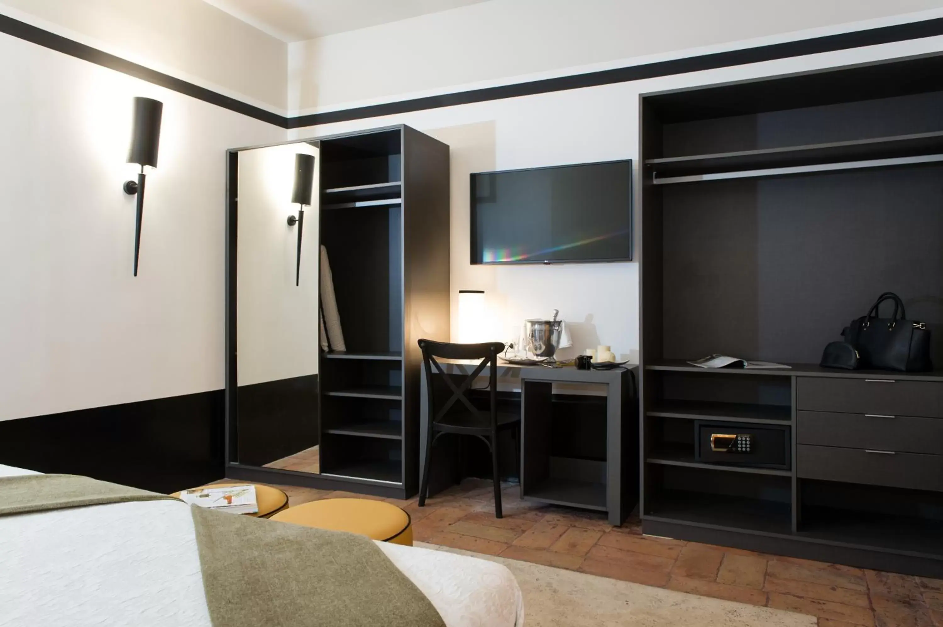 Bedroom, TV/Entertainment Center in Relais Santa Maria Maggiore