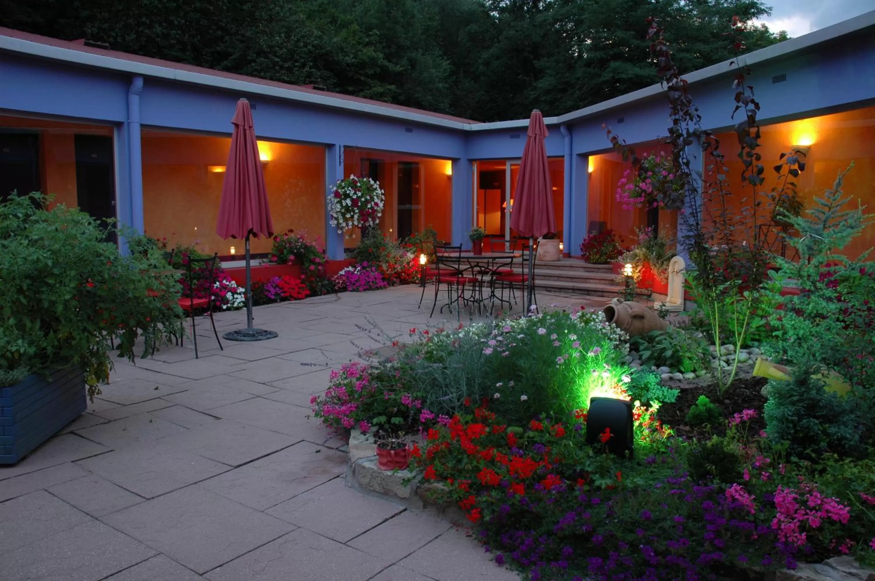 Patio in Logis Hôtel Atrium Epinal Golbey