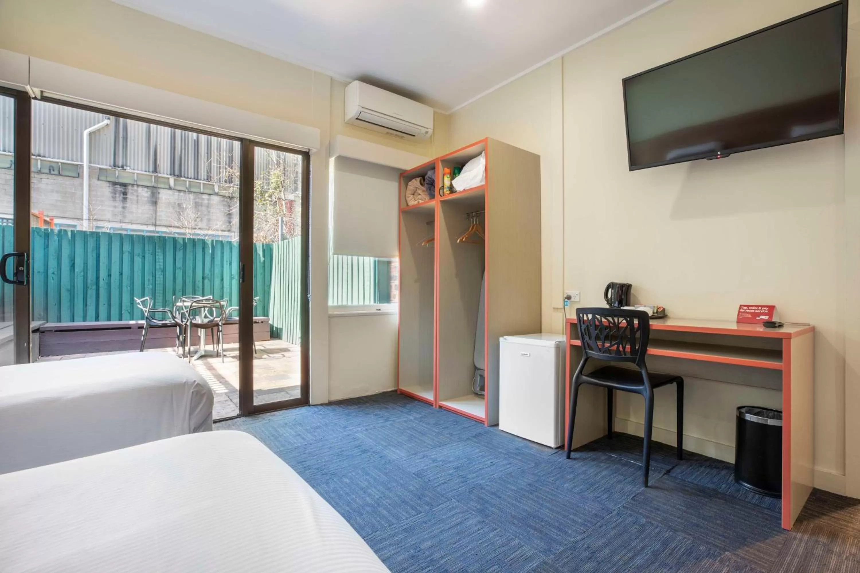 View (from property/room), Bed in Nightcap at High Flyer Hotel