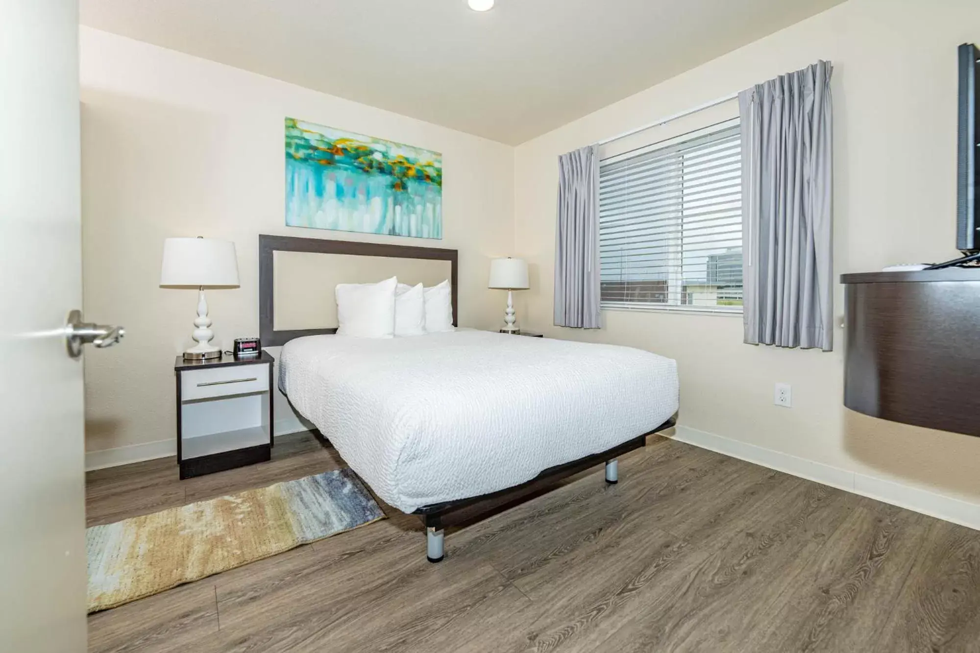 Bedroom, Bed in Soka Suites Dallas - Las Colinas
