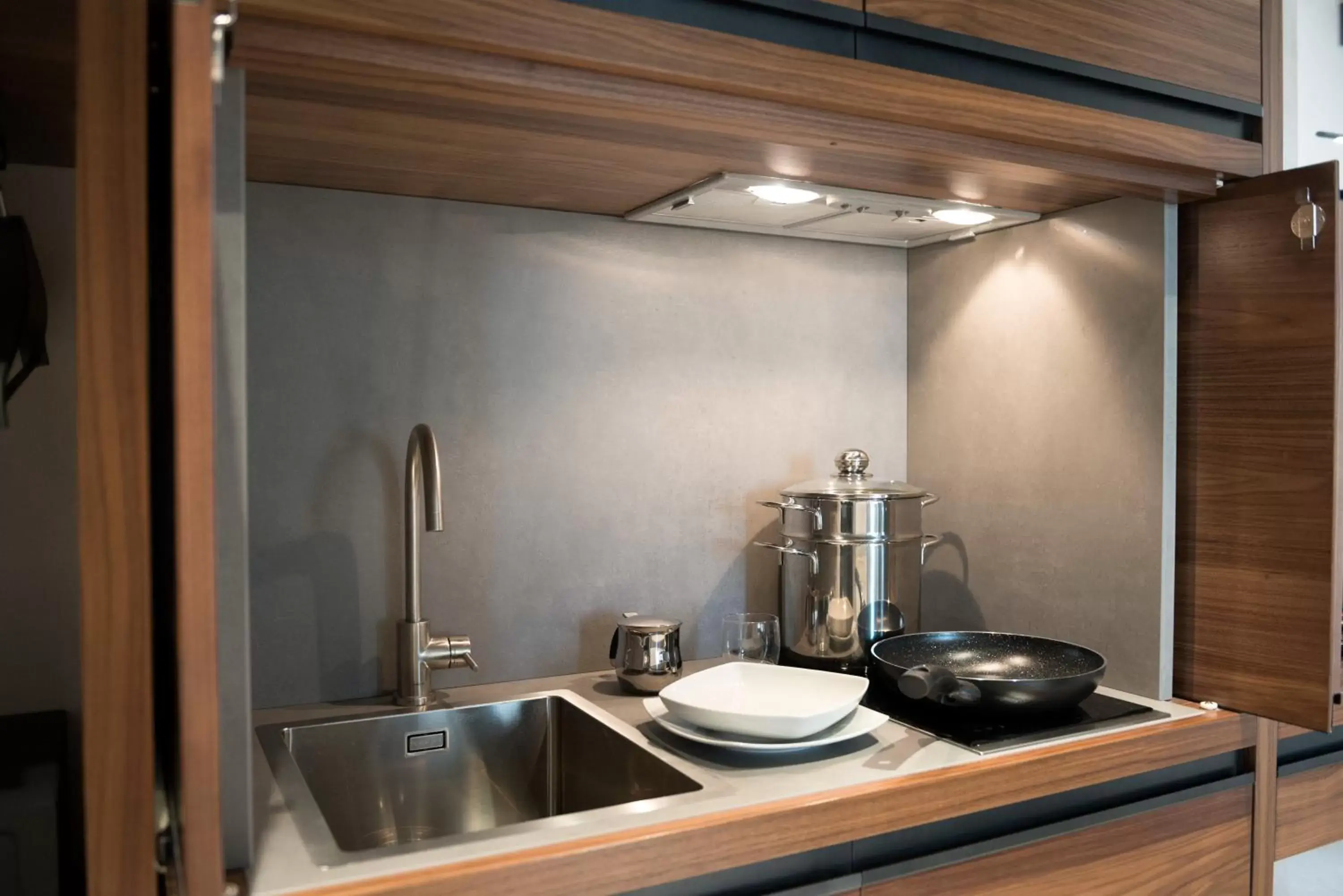 Kitchen or kitchenette, Bathroom in Gasometer Urban Suites