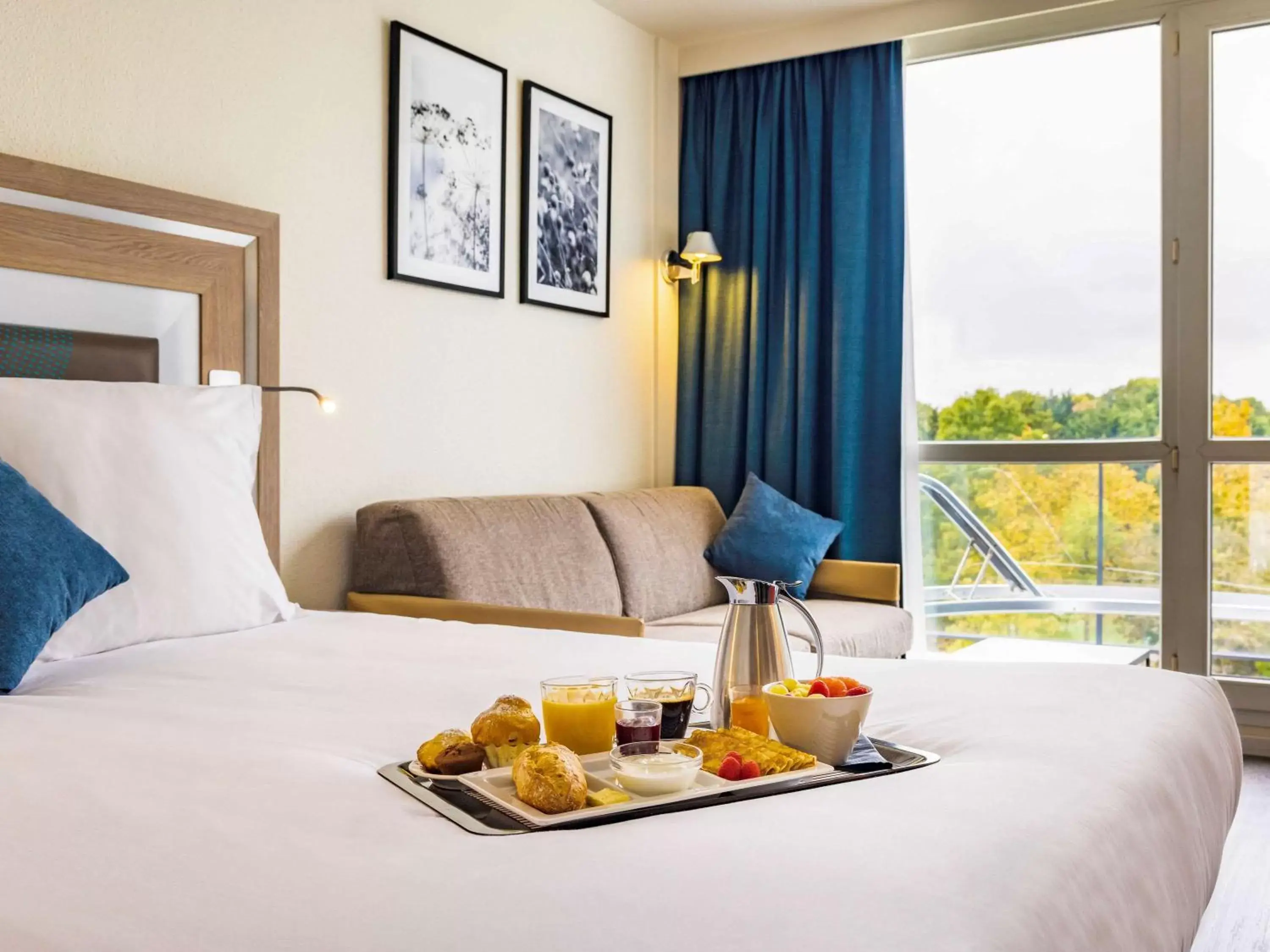 Bedroom, Breakfast in Novotel Senart Golf De Greenparc