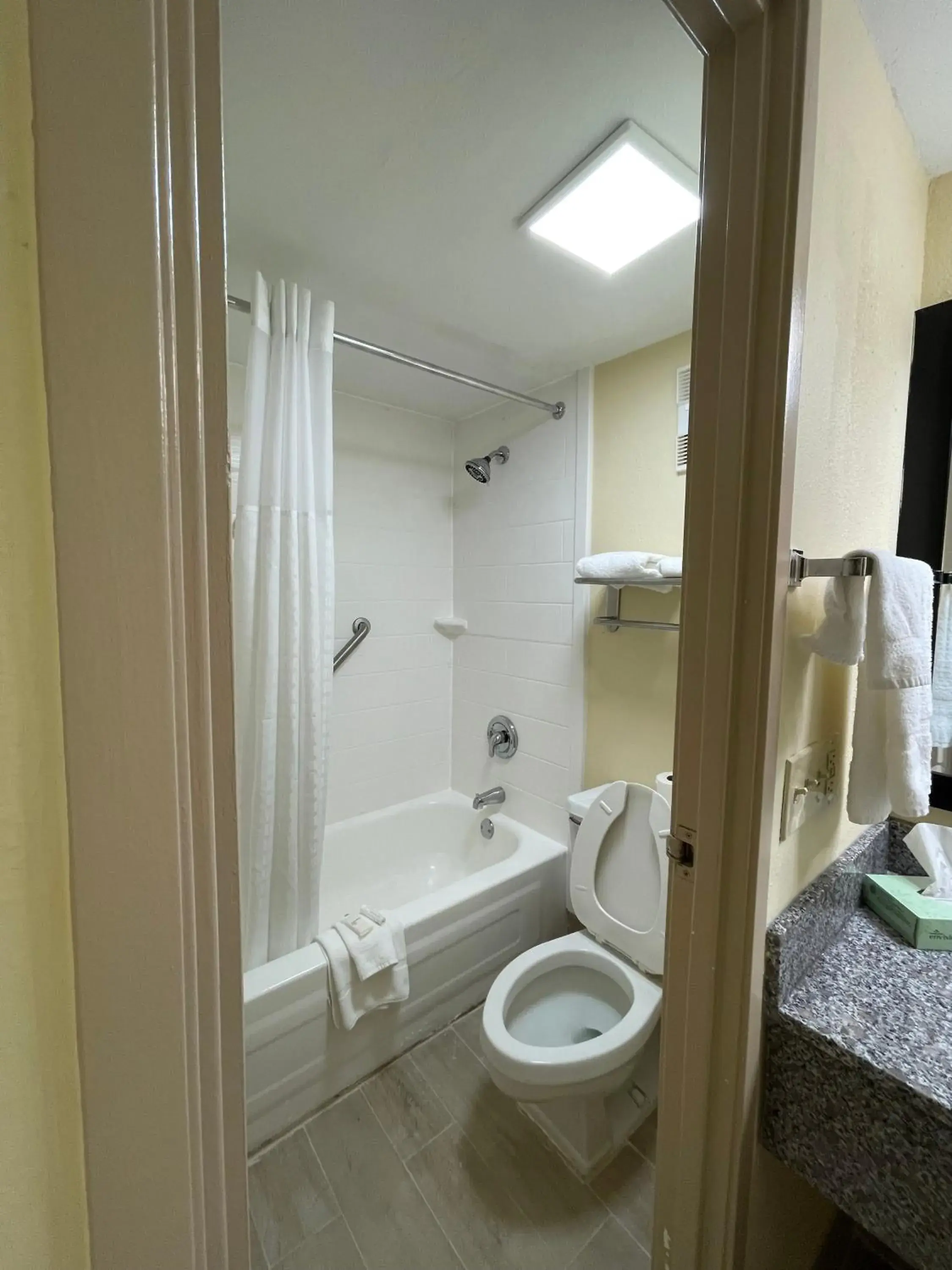 Toilet, Bathroom in La Quinta Inn by Wyndham Indianapolis Airport Lynhurst