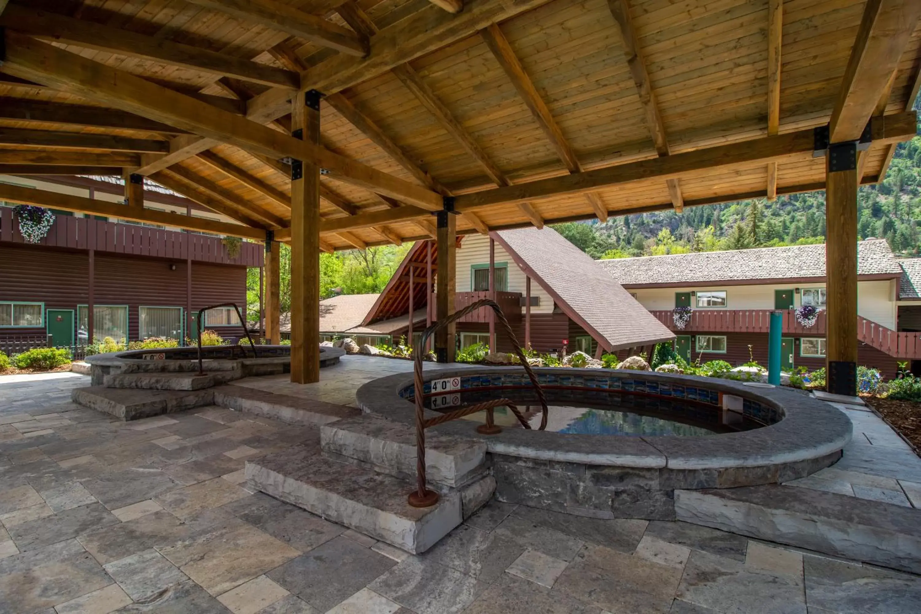 Hot Tub in Twin Peaks Lodge & Hot Springs