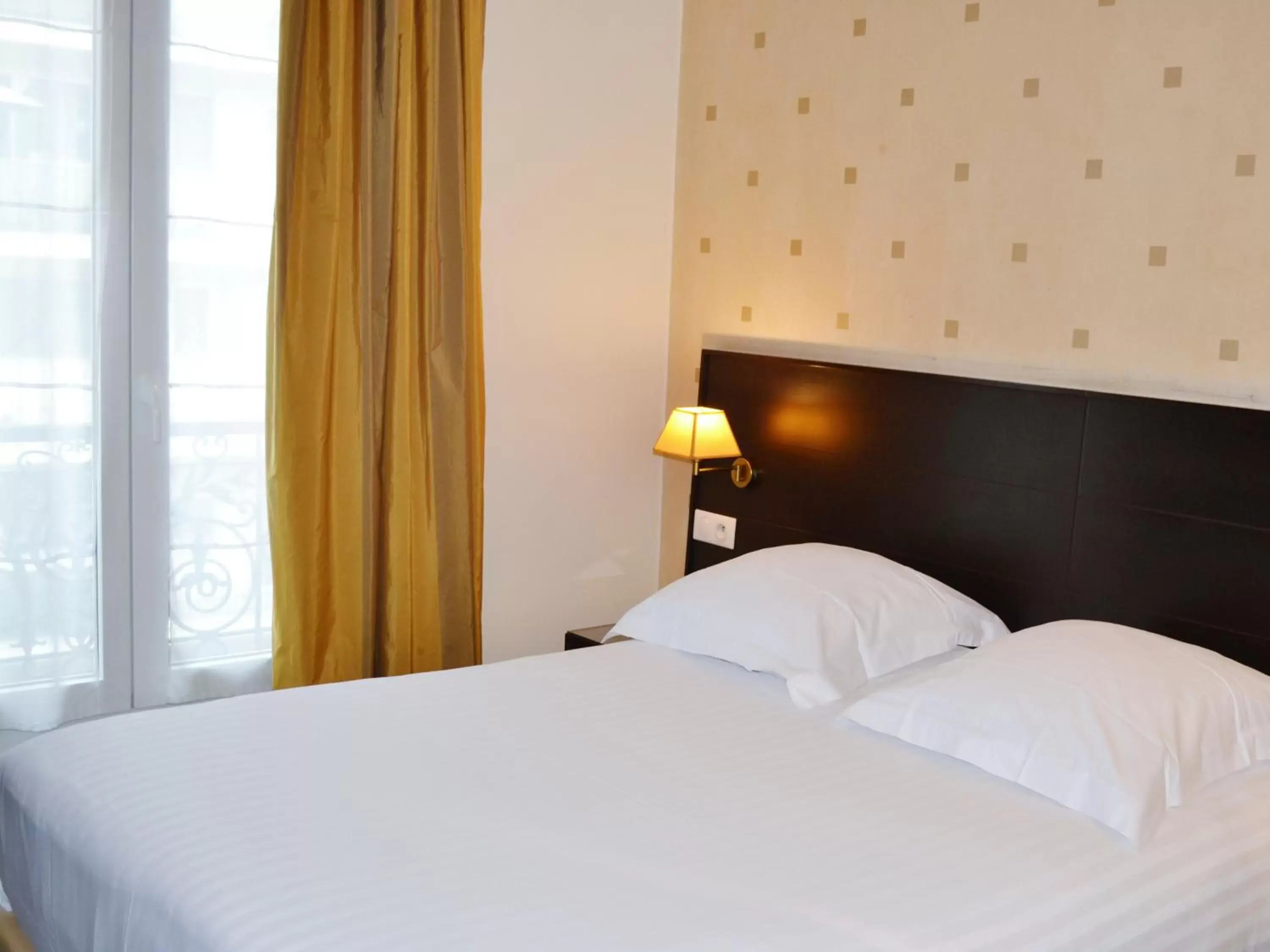 Bed in Hôtel de l'Exposition - Tour Eiffel Bed in Hôtel de l'Exposition - Tour Eiffel