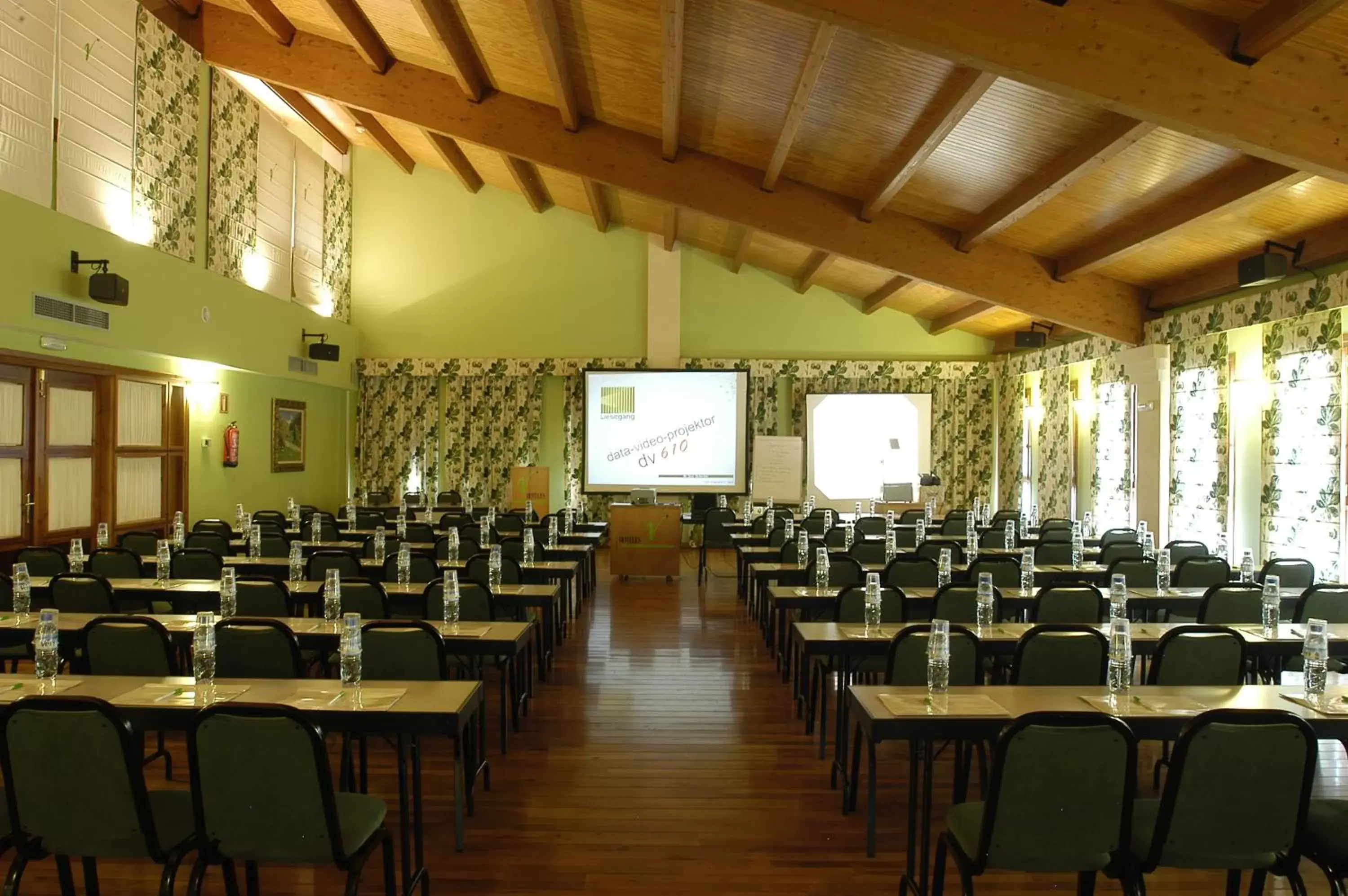 Meeting/conference room in SOMMOS Hotel Benasque Spa